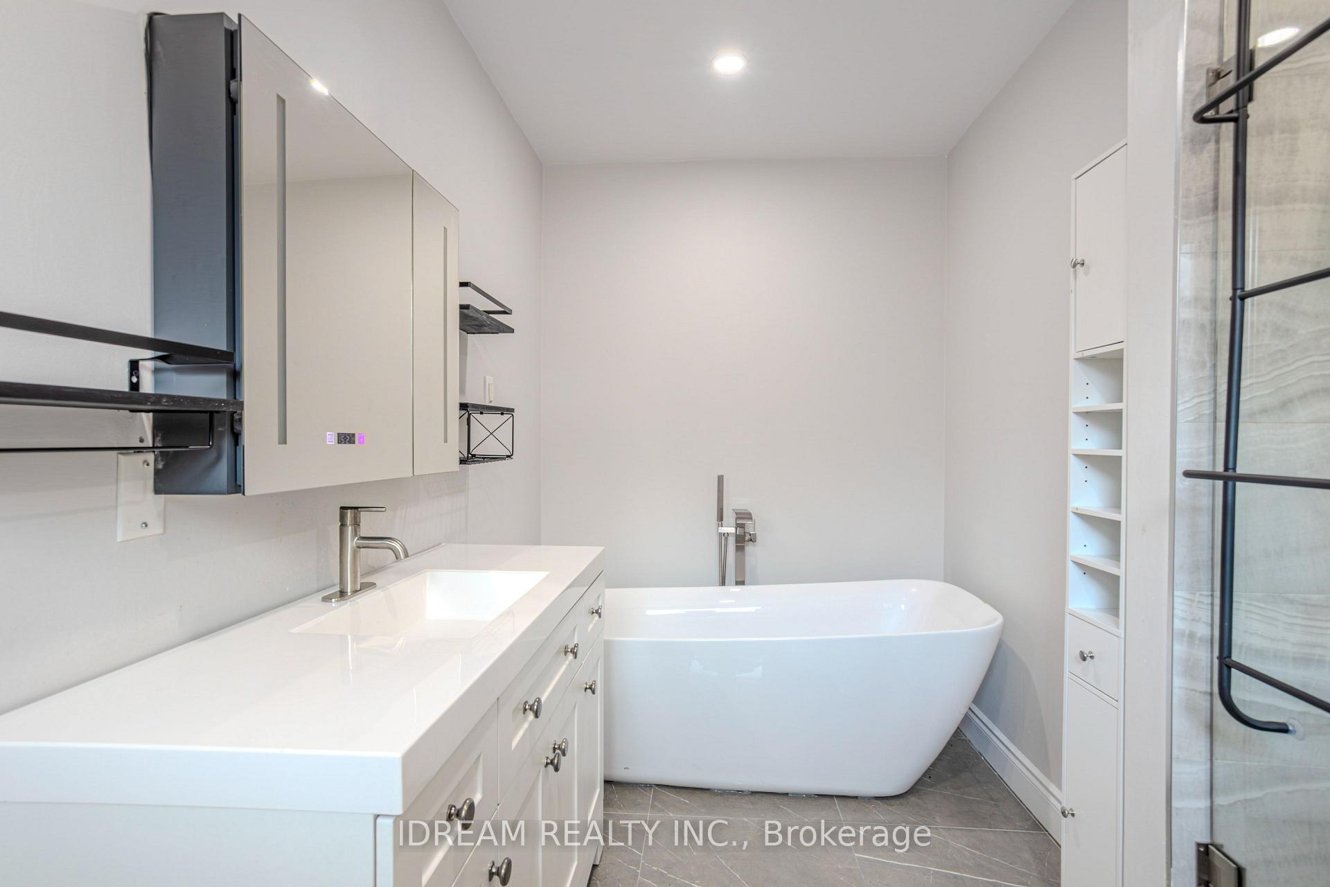 Photo 16 of Unit Upper, 200 Springbrooke Crescent, Mississauga, Hurontario — HOMEH
