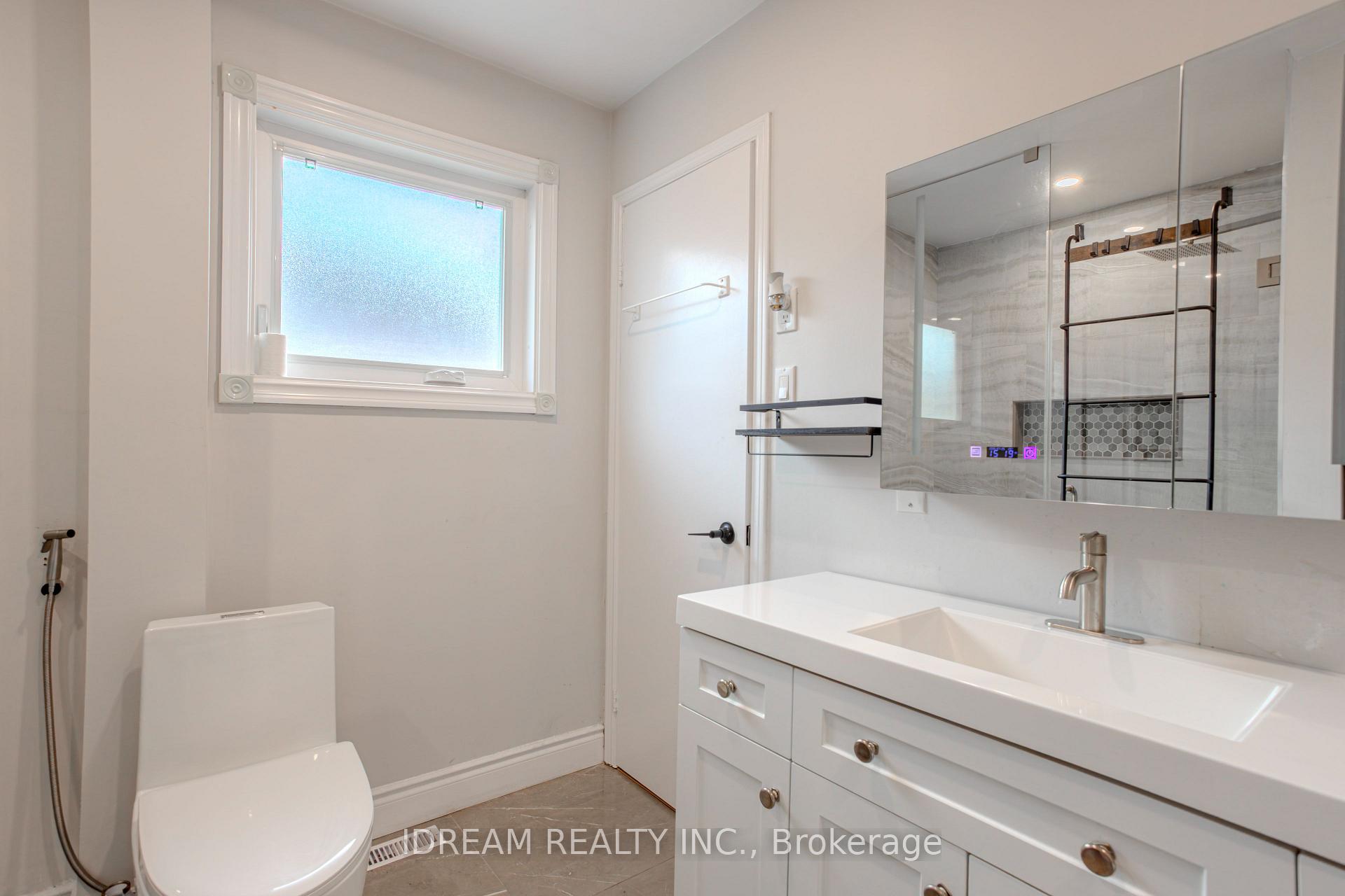Photo 15 of Unit Upper, 200 Springbrooke Crescent, Mississauga, Hurontario — HOMEH