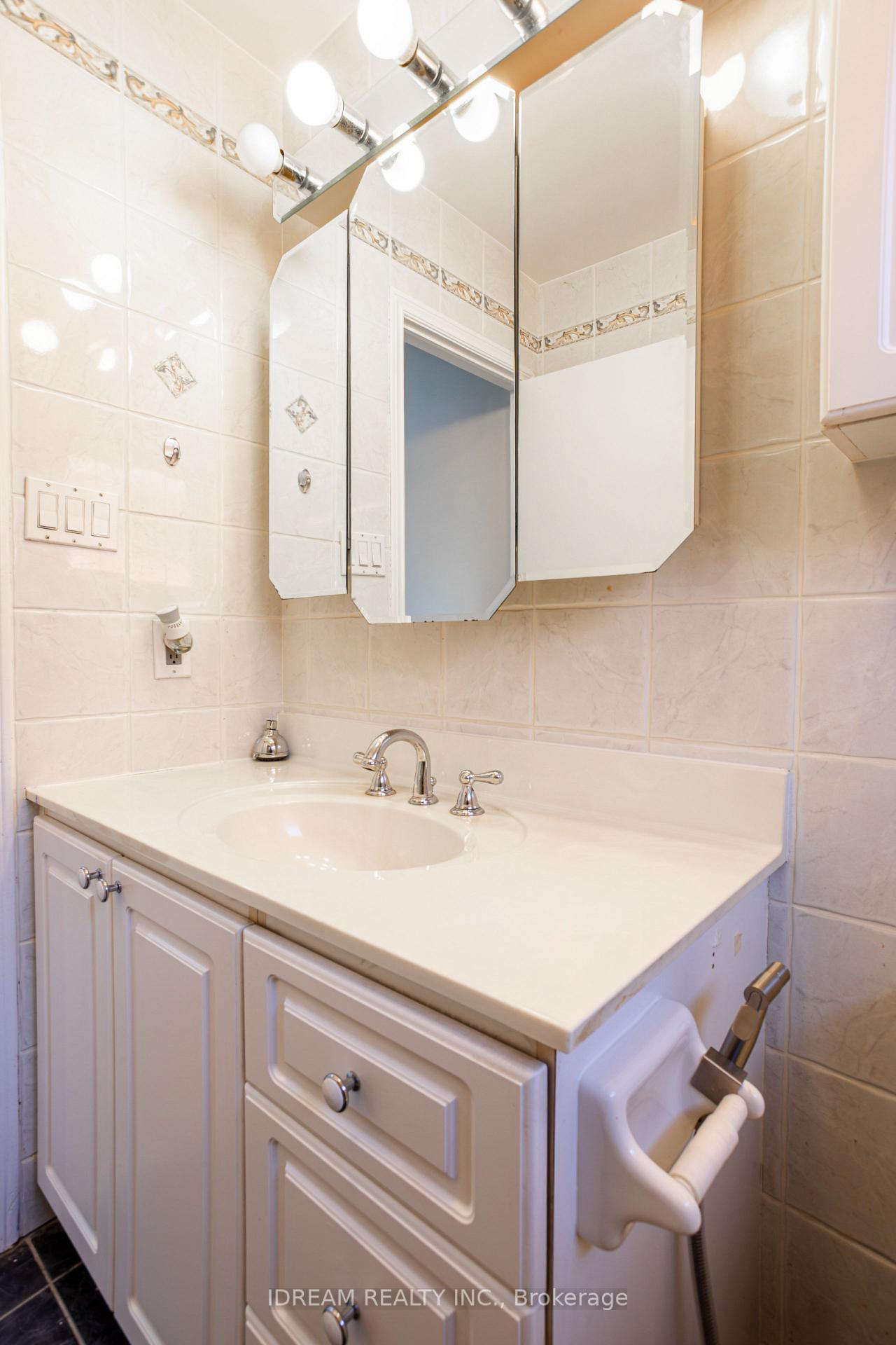 Photo 23 of Unit Upper, 200 Springbrooke Crescent, Mississauga, Hurontario — HOMEH