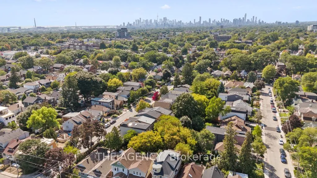 Photo 23 of 26 Gatwick Avenue, Toronto, Woodbine-Lumsden — HOMEH