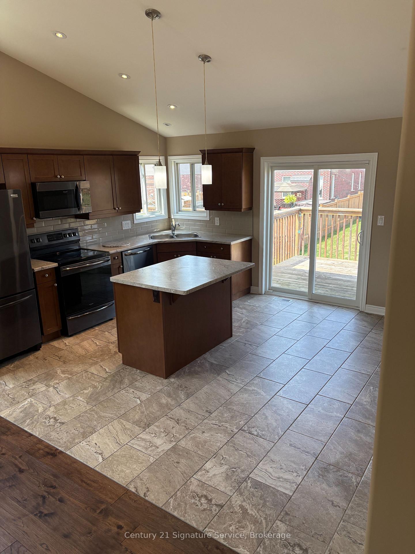 Photo 3 of 7813 Oldfield Road, Niagara Falls, Oldfield — HOMEH