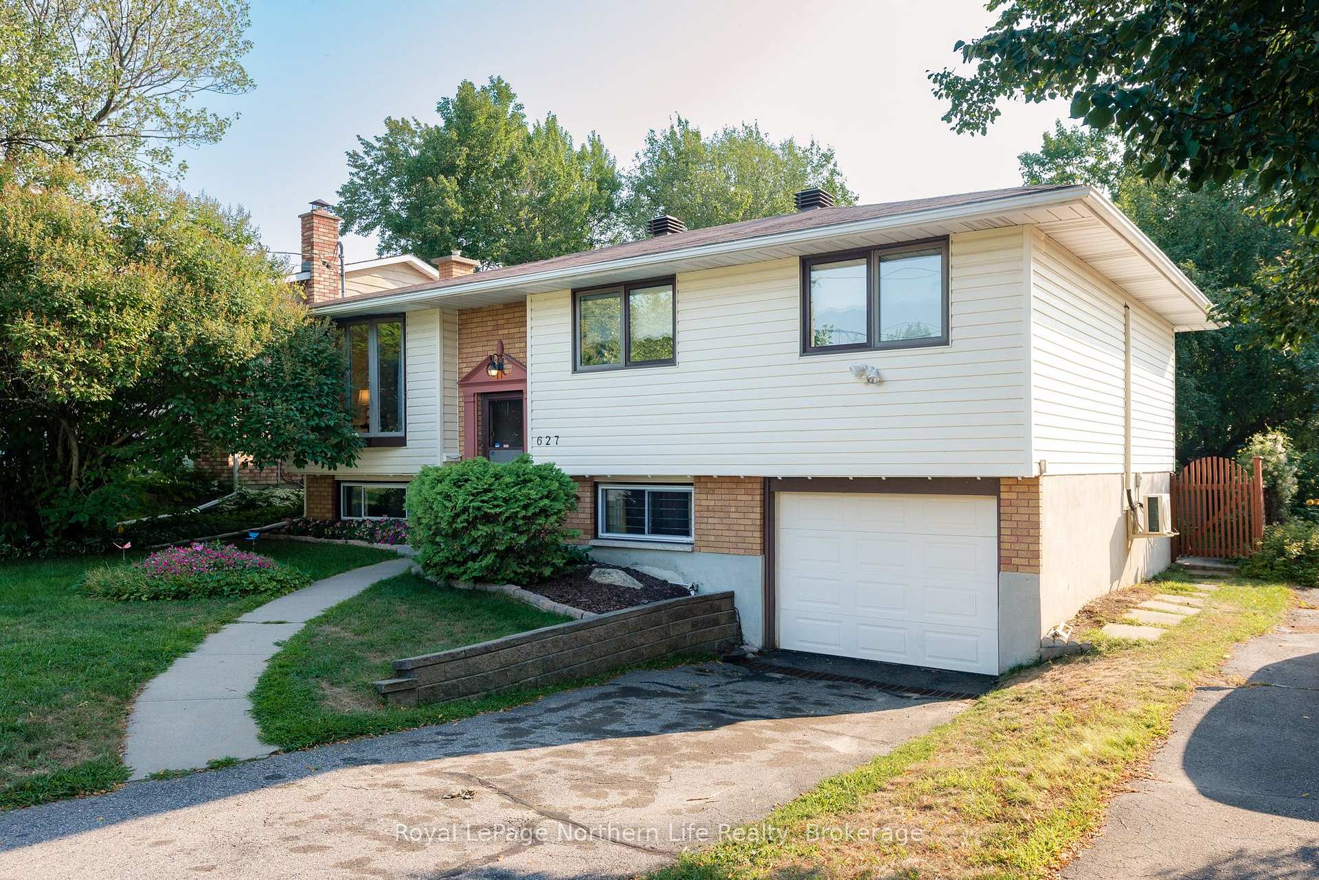 Photo 2 of 627 Hardy Street, North Bay, Central — HOMEH
