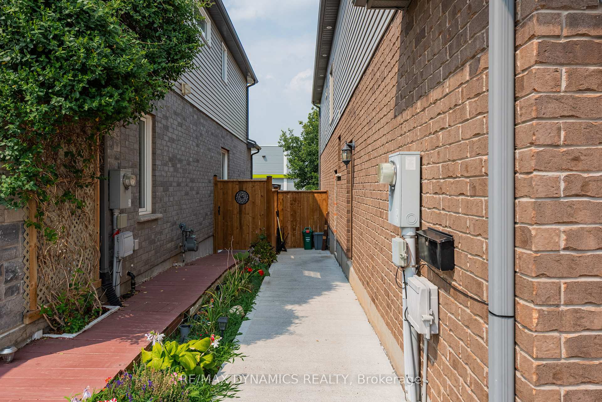 Photo 2 of 8417 Jeffrey Court, Niagara Falls, Forestview — HOMEH