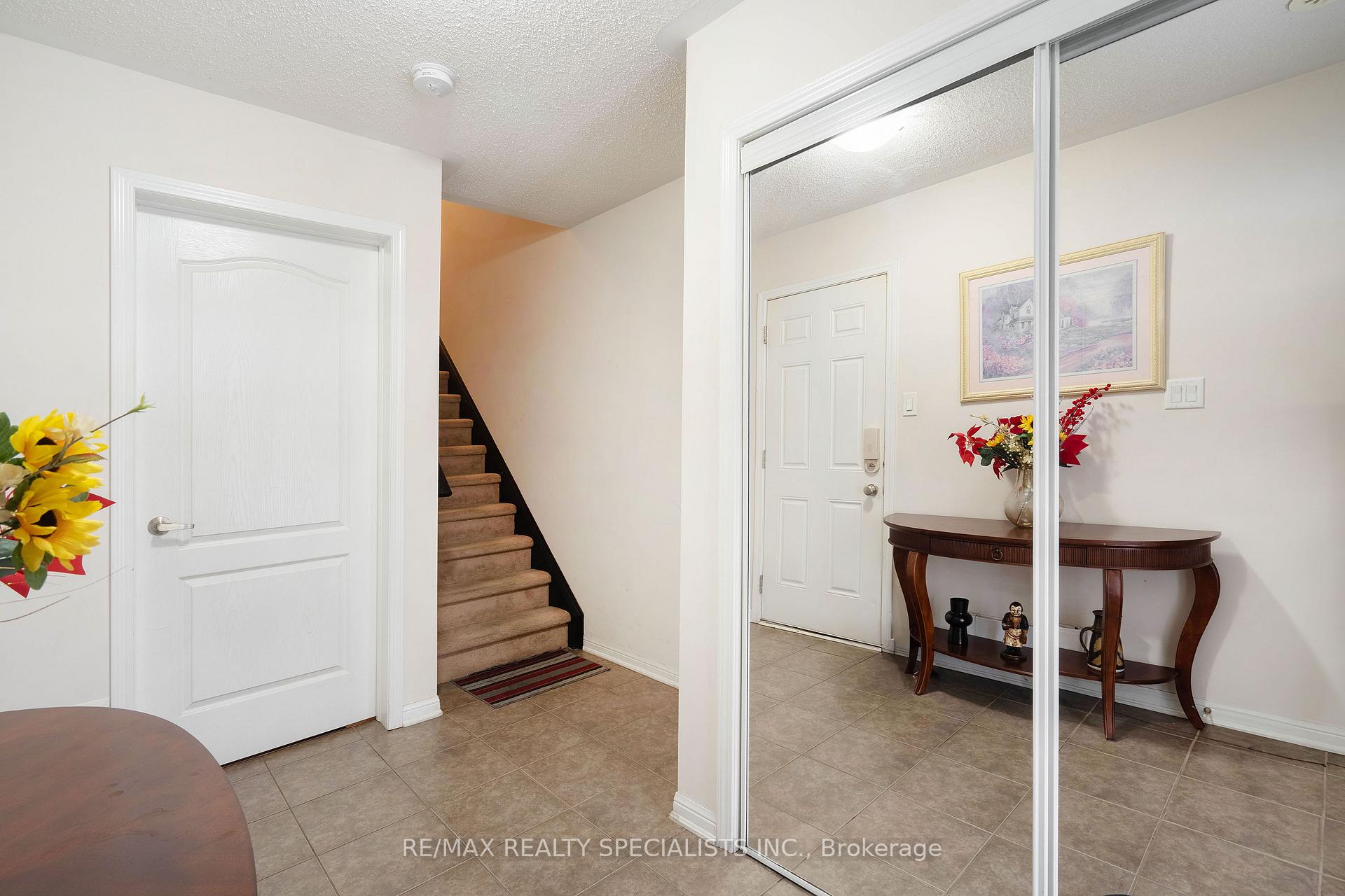 Photo 4 of 912 Nadalin Heights, Milton, Willmott — HOMEH