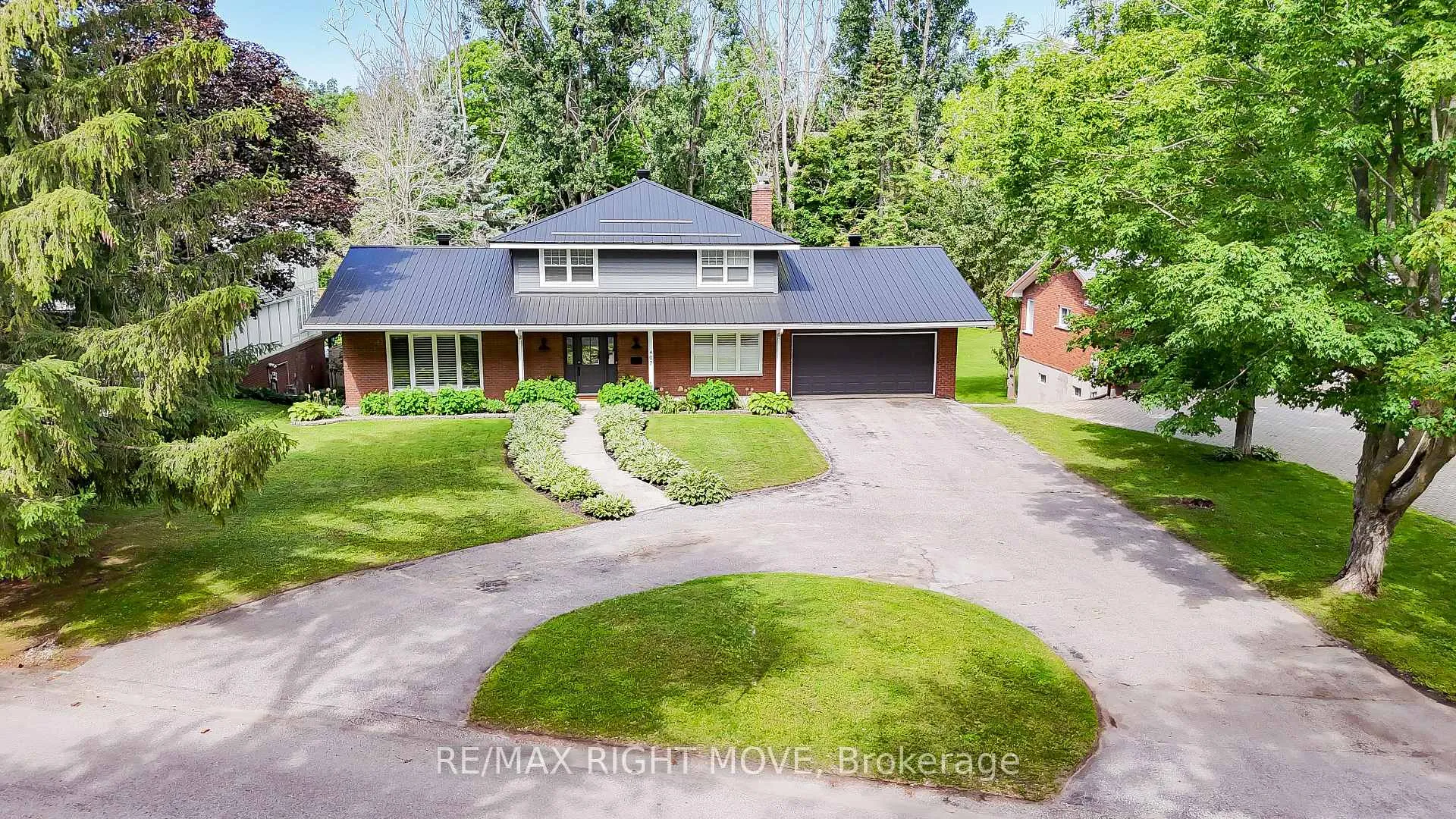Photo 2 of 407 Bay Street, Orillia — HOMEH