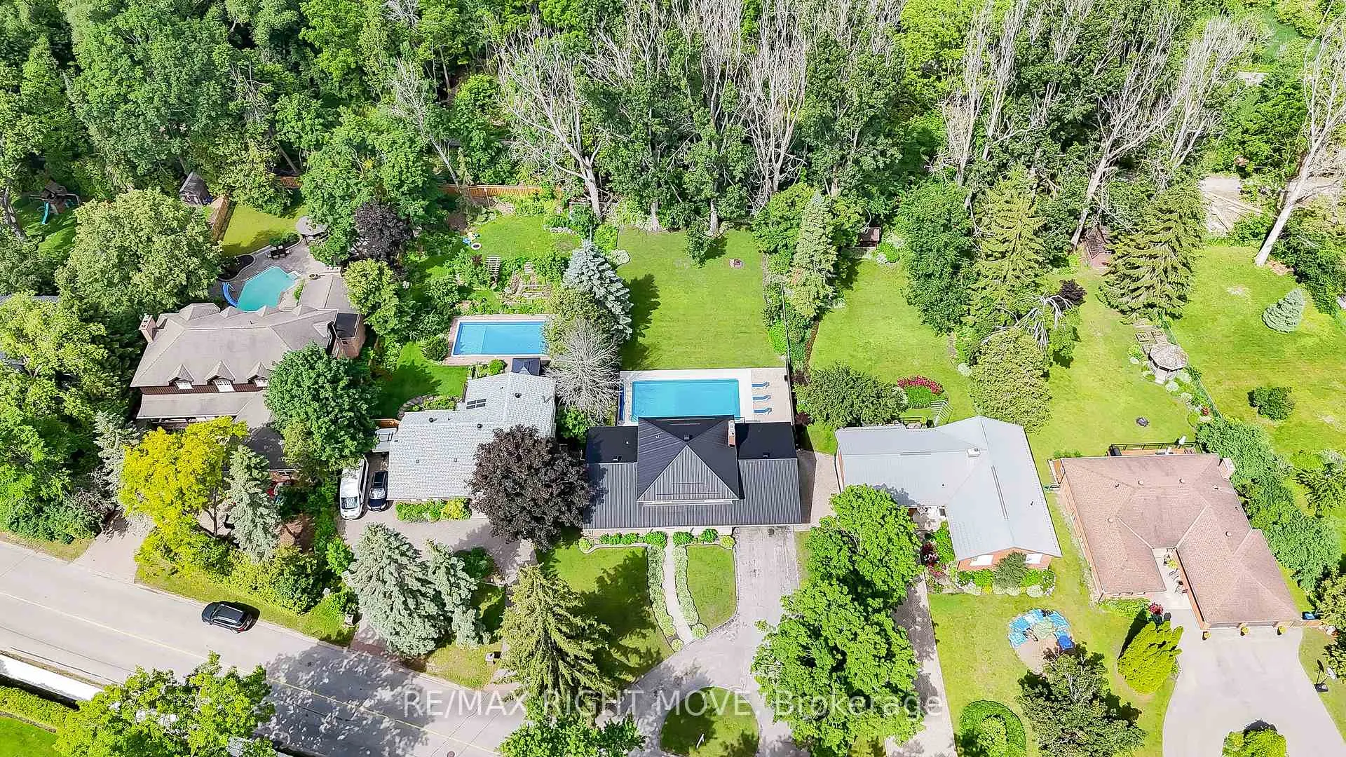 Photo 3 of 407 Bay Street, Orillia — HOMEH