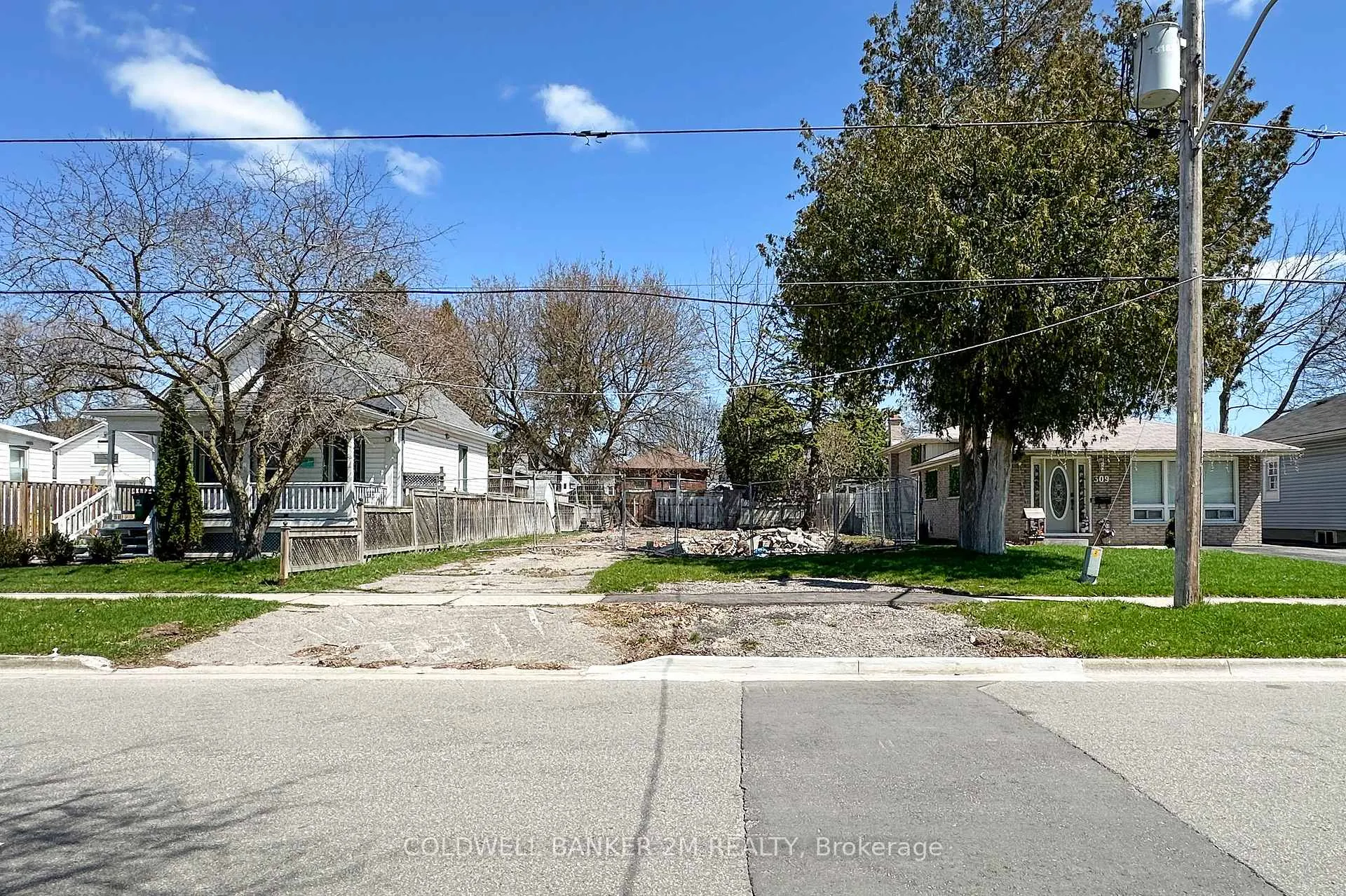 Photo 3 of 305 Oshawa Boulevard S, Oshawa, Central — HOMEH