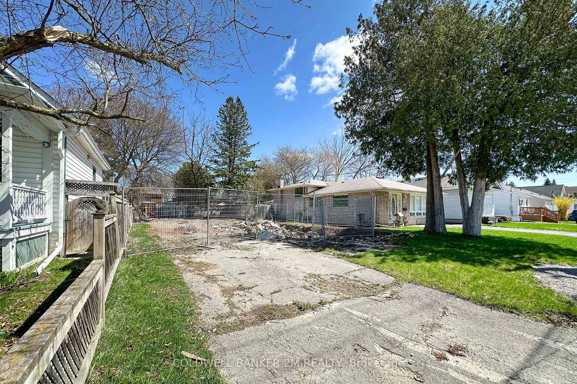 Photo 4 of 305 Oshawa Boulevard S, Oshawa, Central — HOMEH