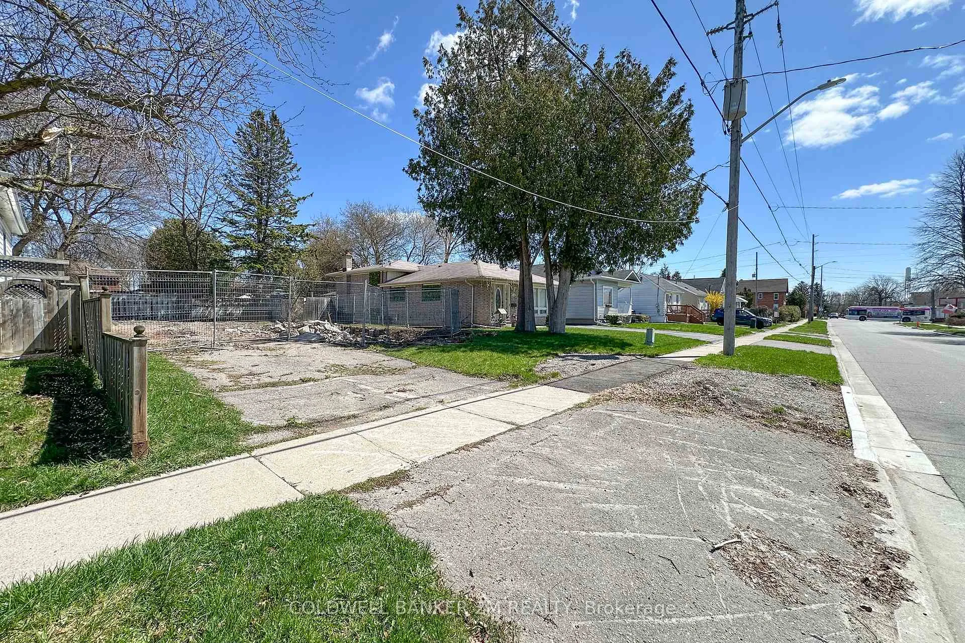 Photo 5 of 305 Oshawa Boulevard S, Oshawa, Central — HOMEH