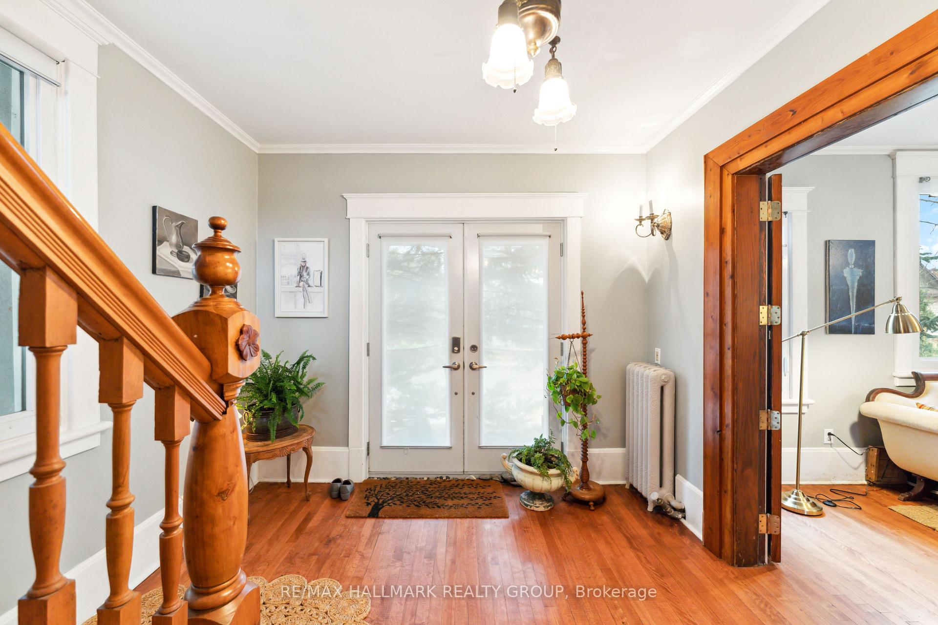 Photo 3 of 28 Queen Mary Street, Ottawa, Overbrook — HOMEH