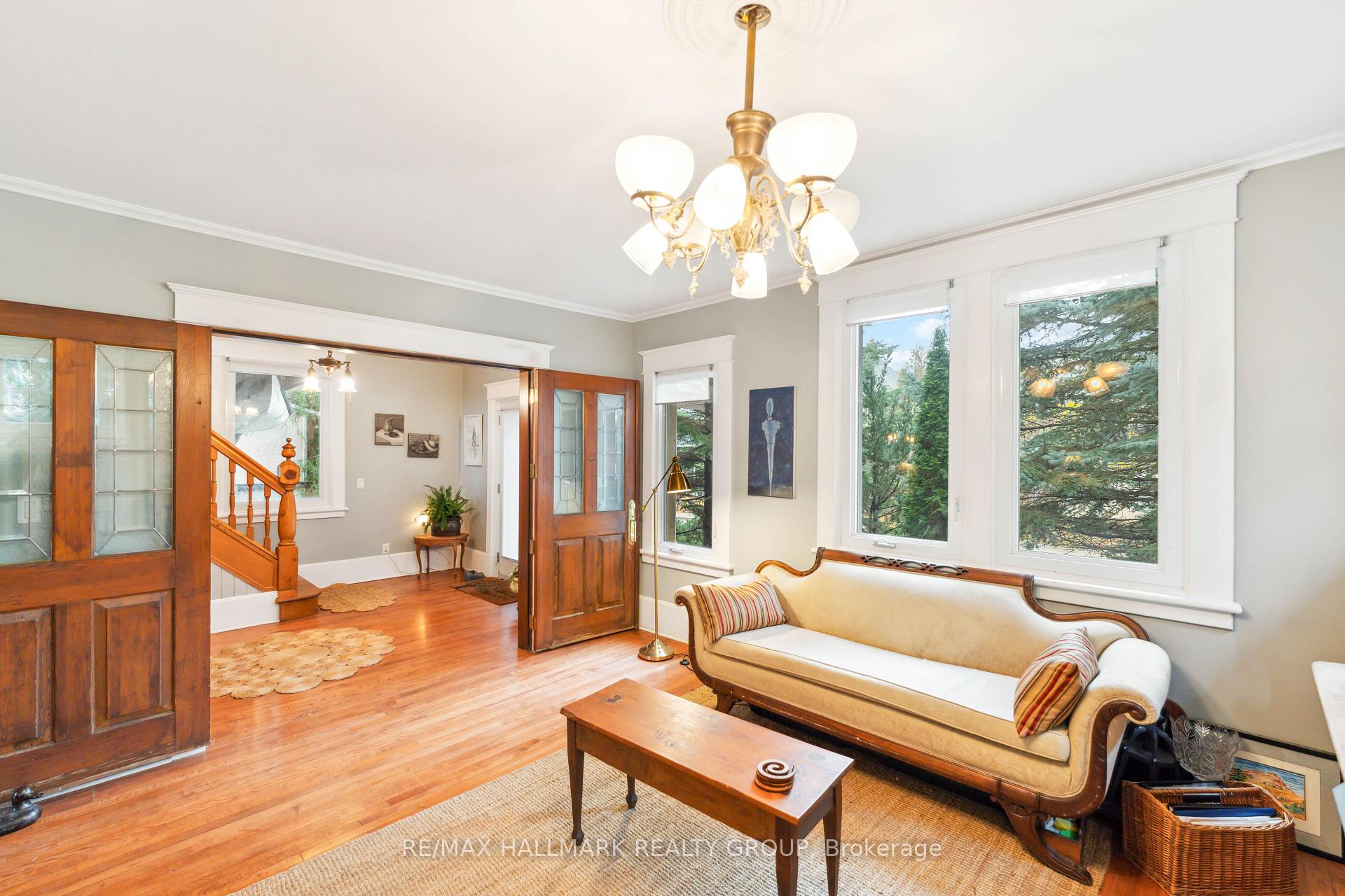 Photo 6 of 28 Queen Mary Street, Ottawa, Overbrook — HOMEH