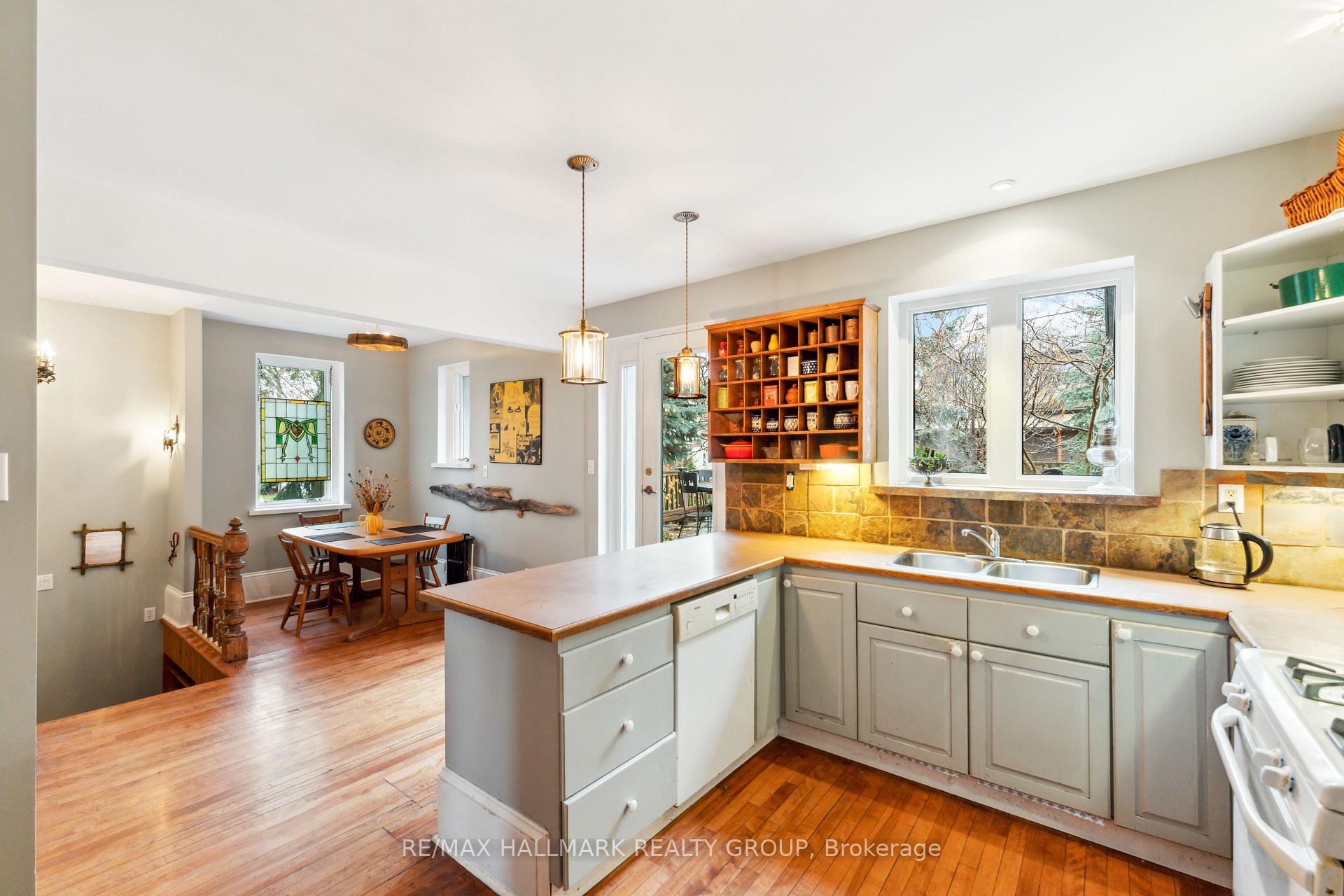 Photo 10 of 28 Queen Mary Street, Ottawa, Overbrook — HOMEH