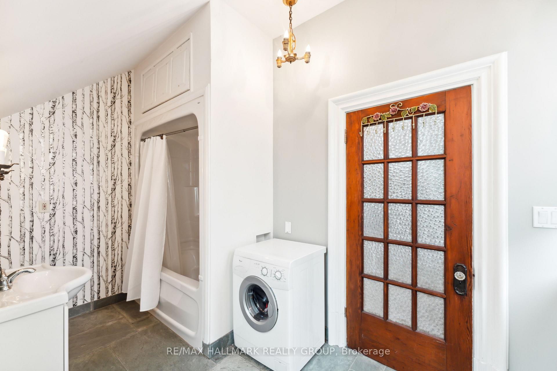 Photo 23 of 28 Queen Mary Street, Ottawa, Overbrook — HOMEH