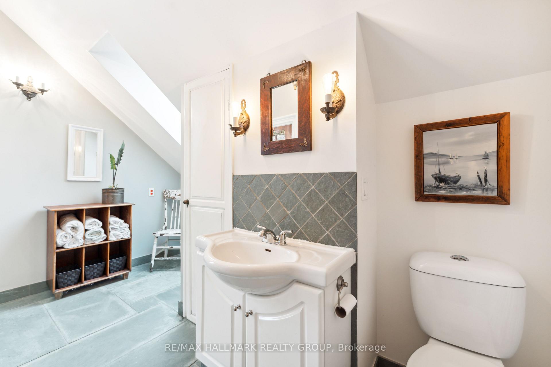 Photo 25 of 28 Queen Mary Street, Ottawa, Overbrook — HOMEH