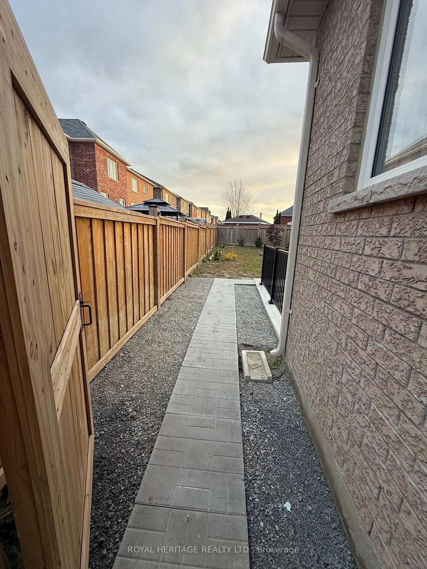 Photo 4 of 985 Black Cherry Bsmt Drive, Oshawa, Taunton — HOMEH