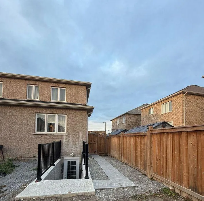 Photo 5 of 985 Black Cherry Bsmt Drive, Oshawa, Taunton — HOMEH