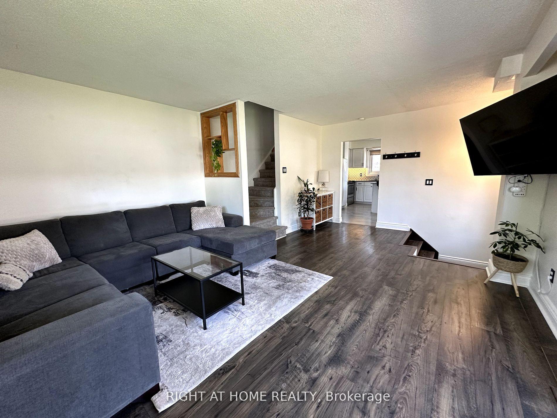 Photo 3 of 166 Barkley Crescent, Oshawa, Vanier — HOMEH