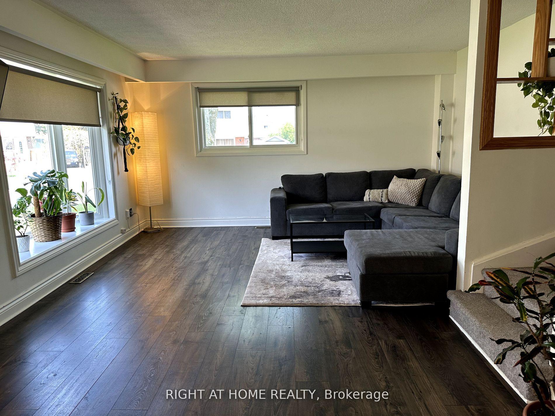 Photo 4 of 166 Barkley Crescent, Oshawa, Vanier — HOMEH