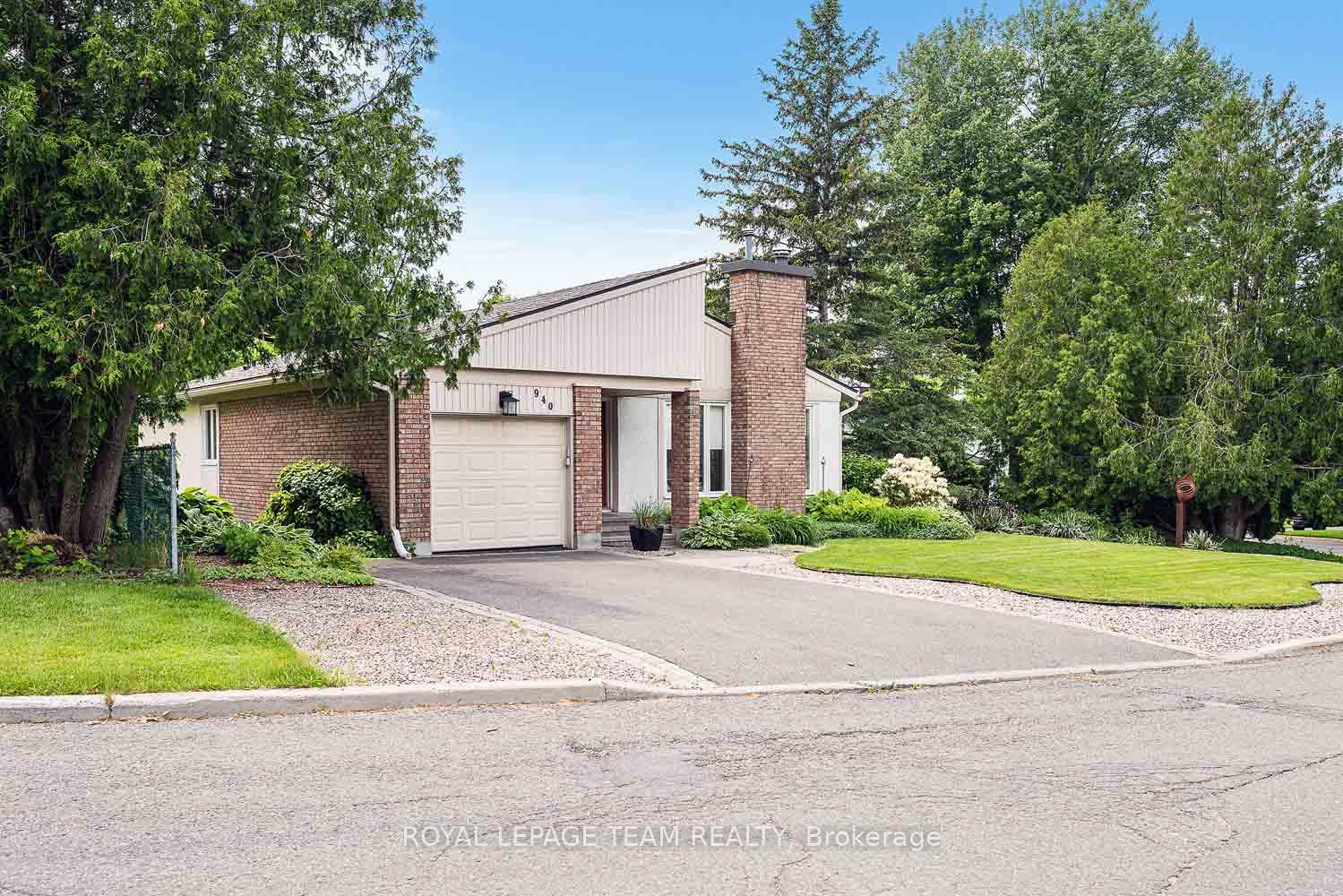 Photo 2 of 940 Beauclaire Drive, Ottawa, Orleans Wood — HOMEH