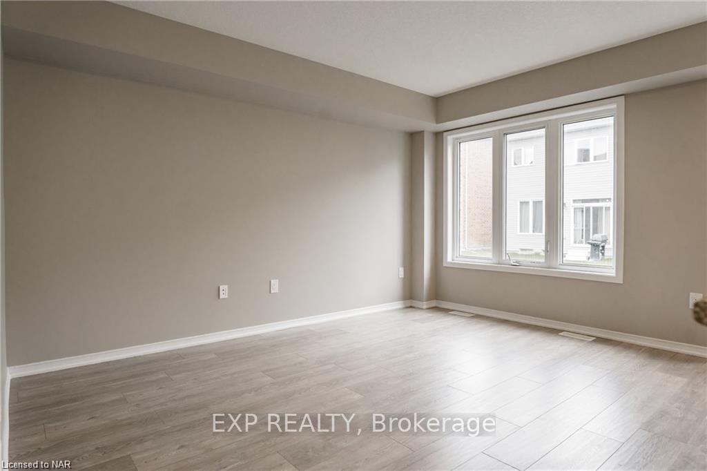 Photo 7 of 7736 White Pine Crescent, Niagara Falls, Brown — HOMEH