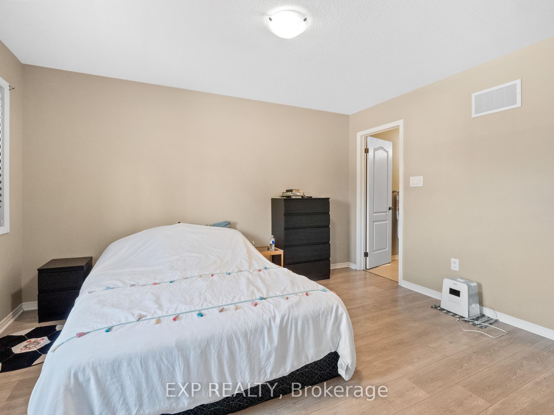 Photo 10 of 7736 White Pine Crescent, Niagara Falls, Brown — HOMEH