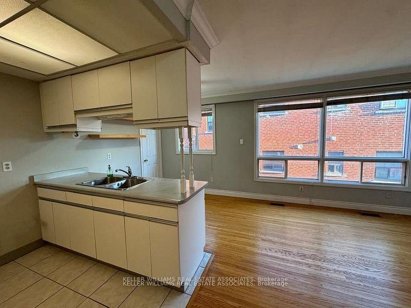 Photo 3 of Unit 2, 308 Lakeshore Road E, Mississauga, Port Credit — HOMEH
