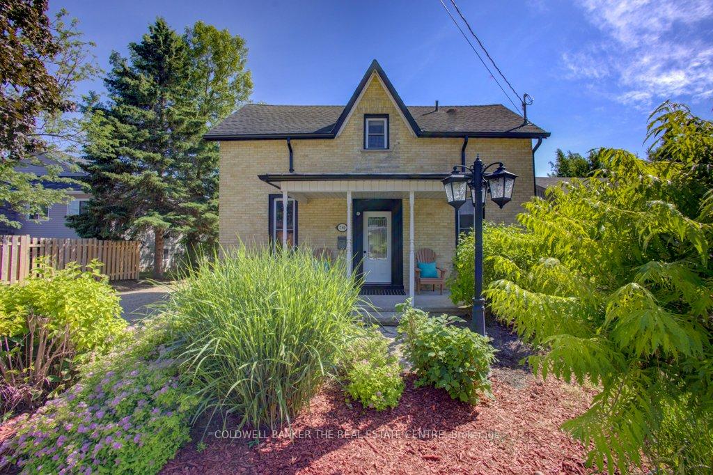 Front of 780 Elma Street W