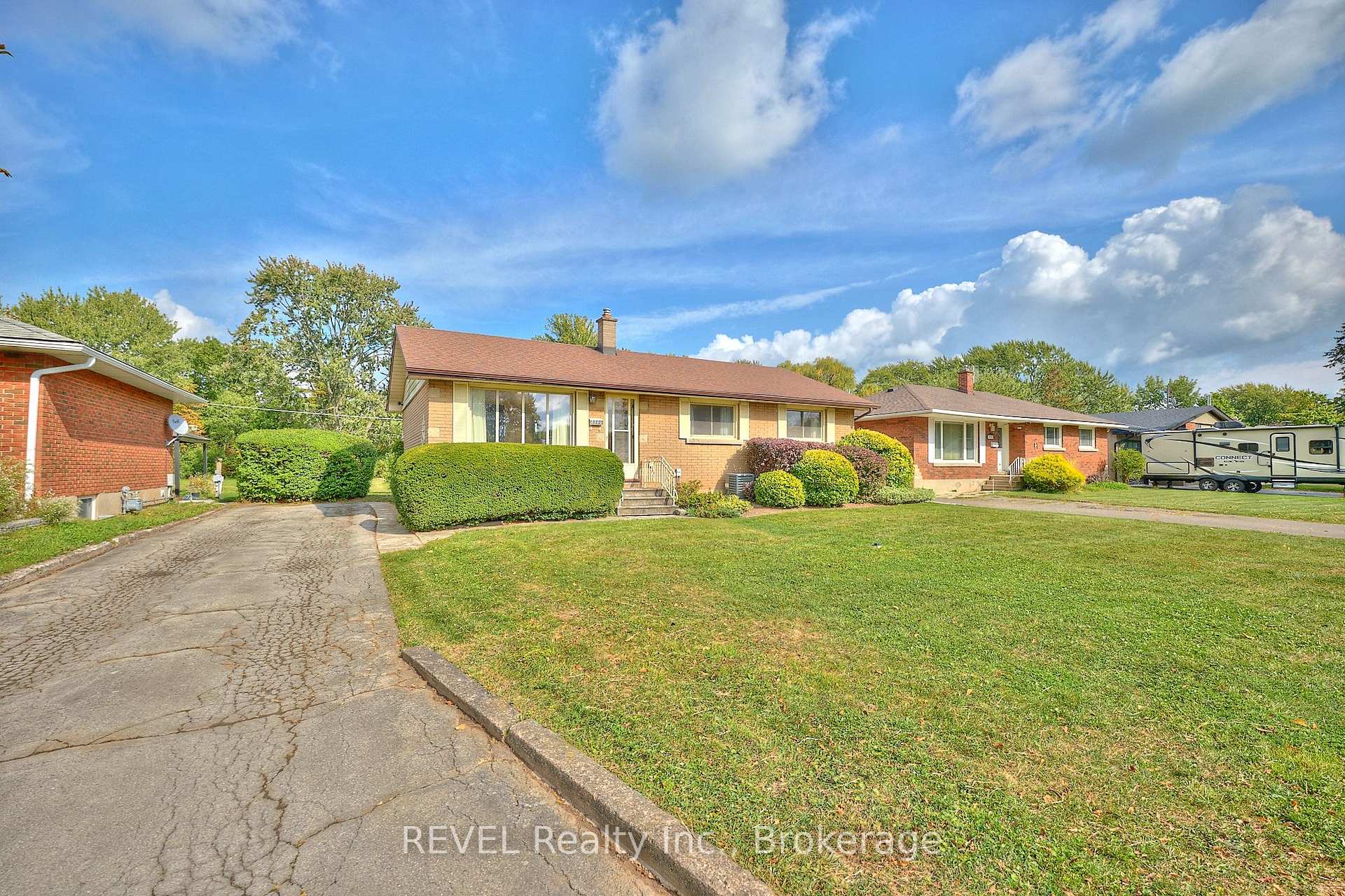 Photo 1 of 8580 Champlain Drive, Niagara Falls, Chippawa — HOMEH
