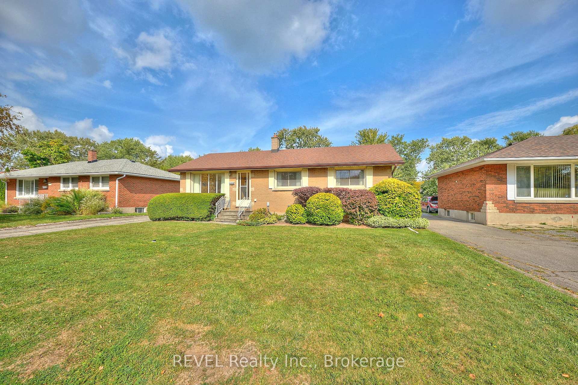 Photo 2 of 8580 Champlain Drive, Niagara Falls, Chippawa — HOMEH