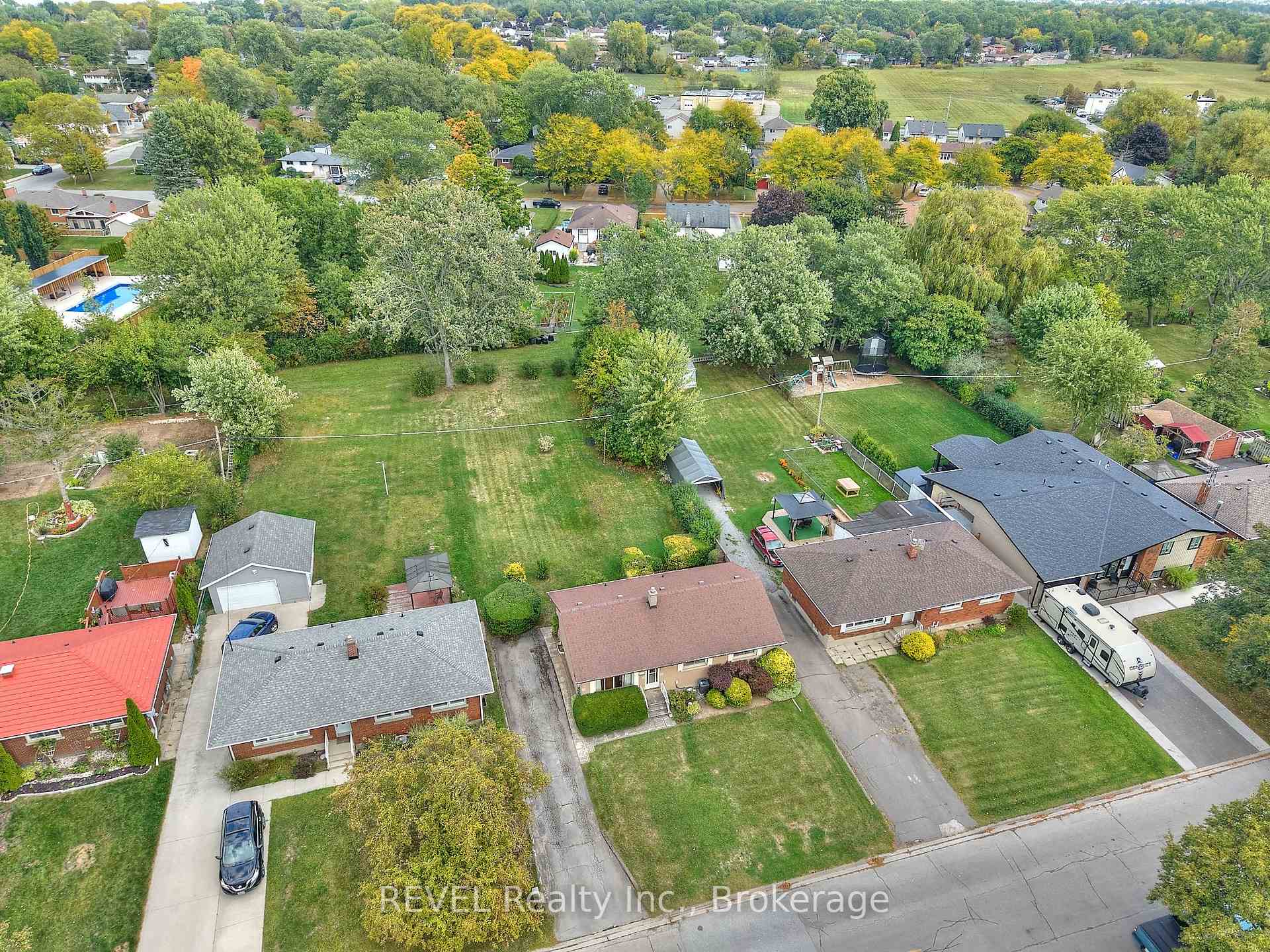Photo 3 of 8580 Champlain Drive, Niagara Falls, Chippawa — HOMEH