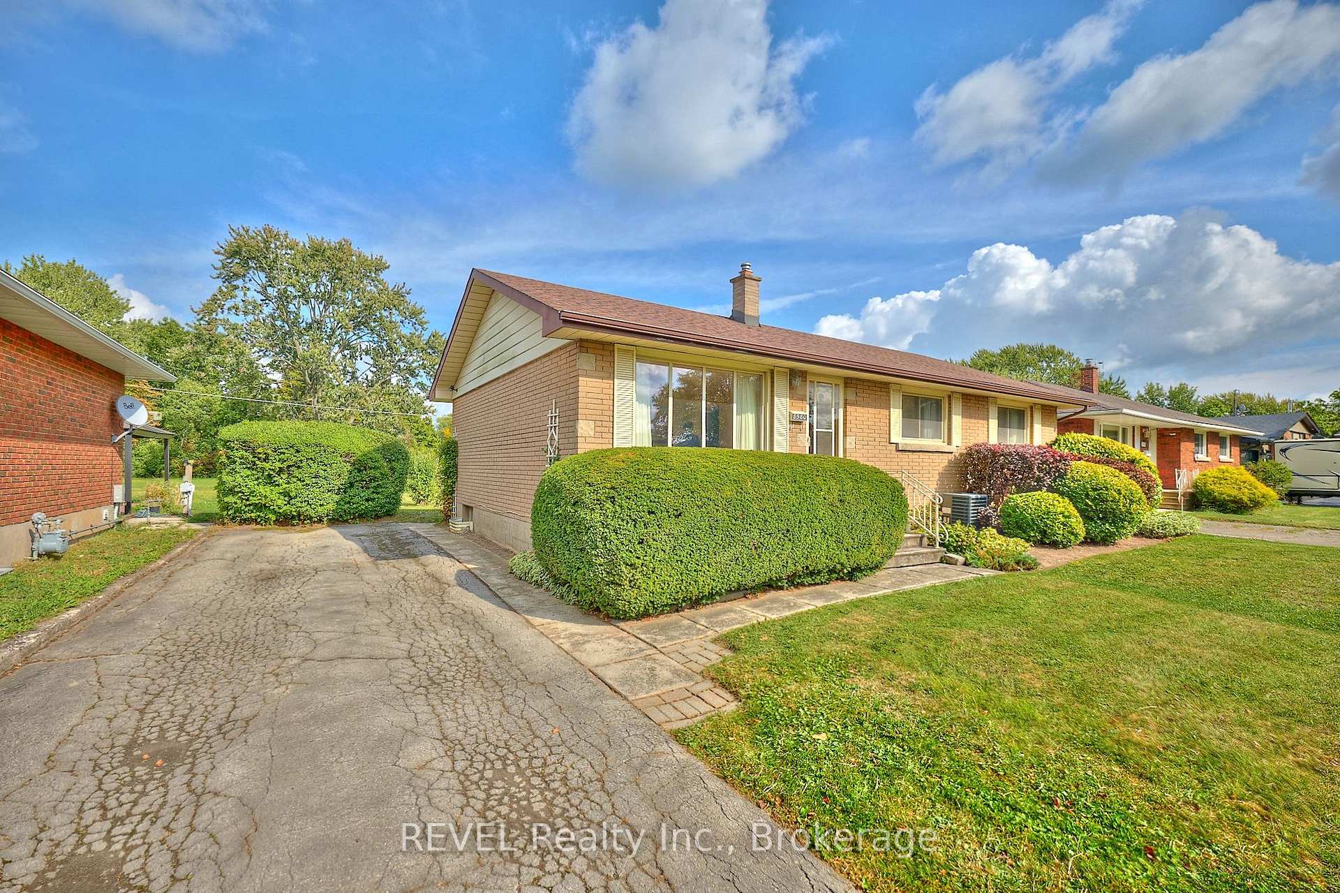 Photo 5 of 8580 Champlain Drive, Niagara Falls, Chippawa — HOMEH