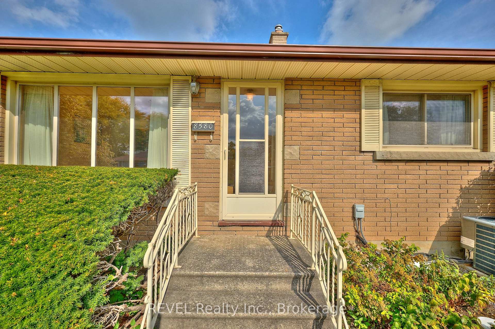 Photo 6 of 8580 Champlain Drive, Niagara Falls, Chippawa — HOMEH