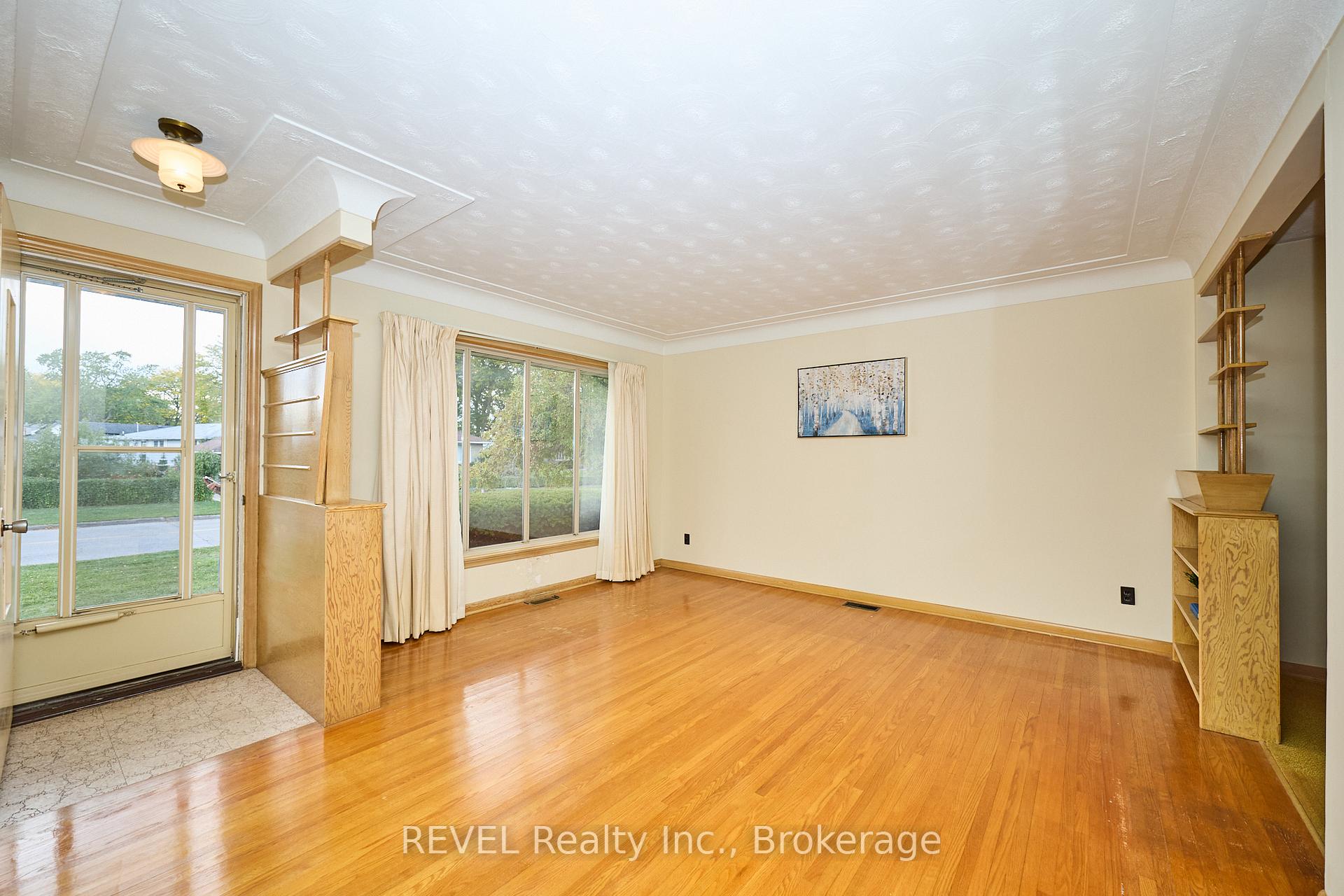 Photo 7 of 8580 Champlain Drive, Niagara Falls, Chippawa — HOMEH