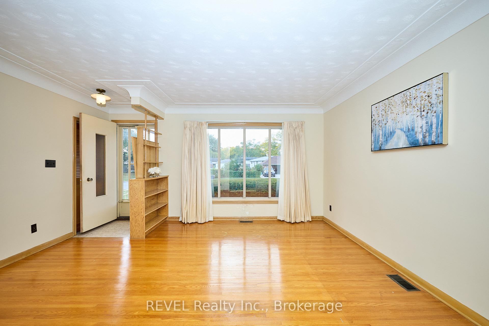 Photo 8 of 8580 Champlain Drive, Niagara Falls, Chippawa — HOMEH