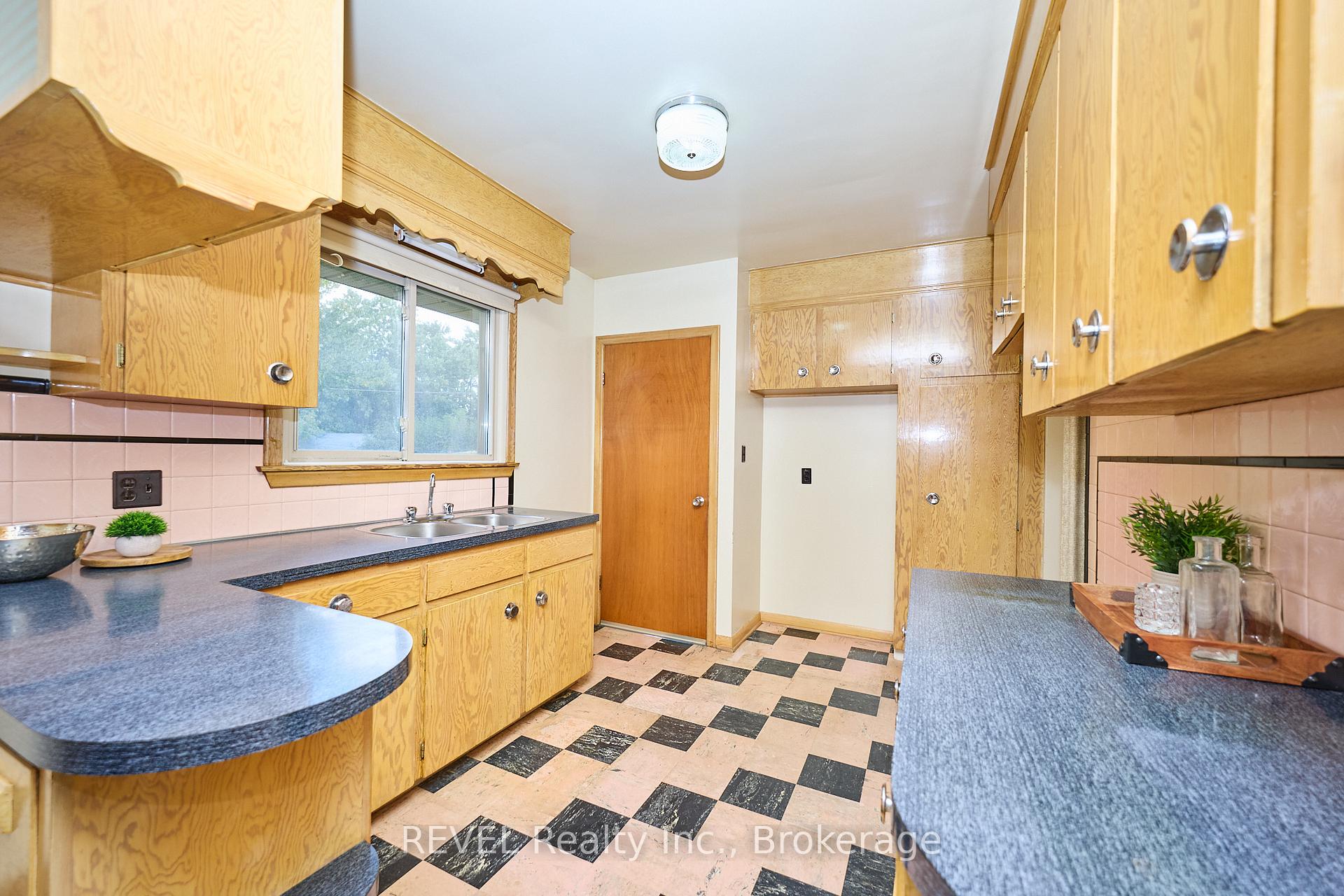 Photo 11 of 8580 Champlain Drive, Niagara Falls, Chippawa — HOMEH
