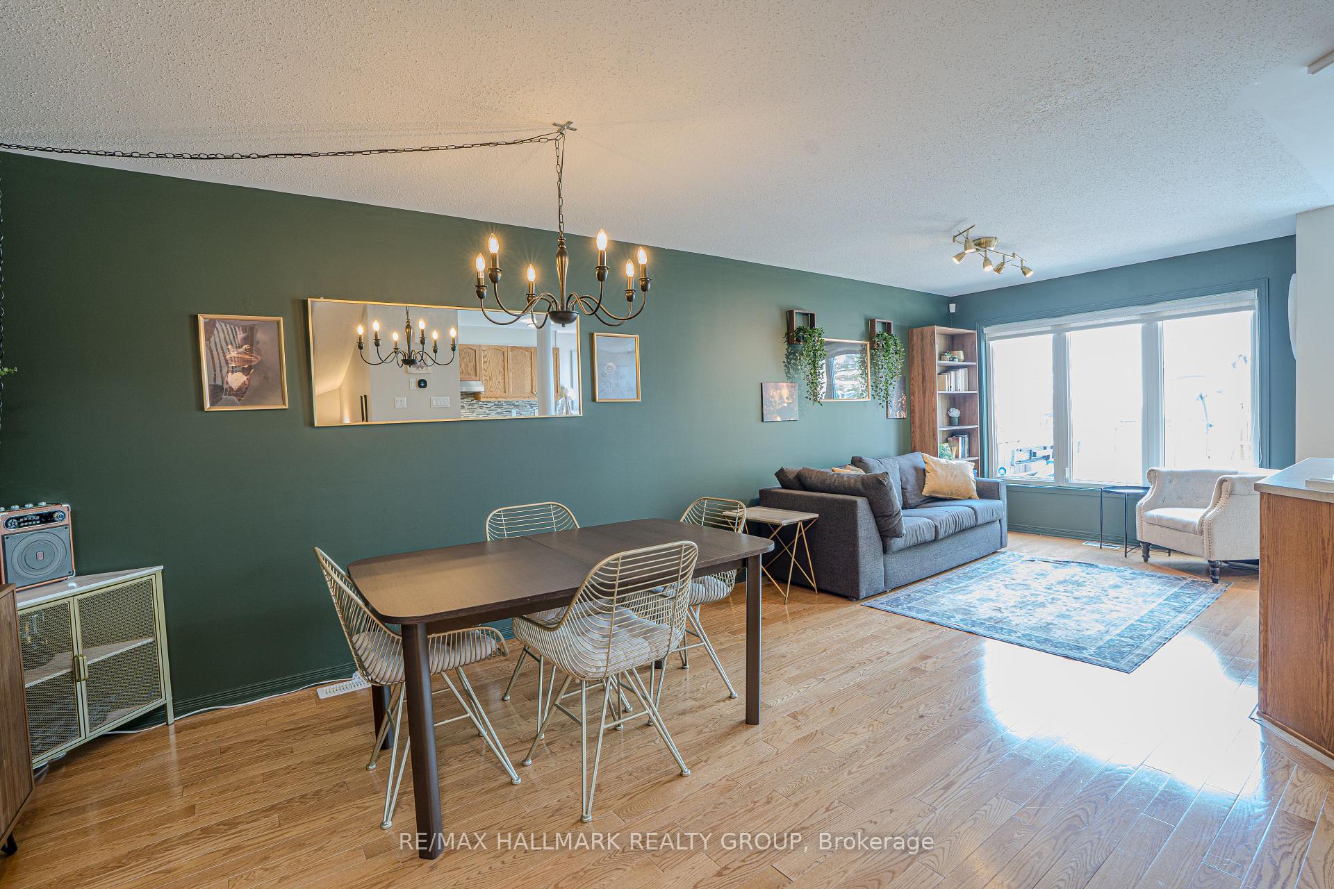 Photo 4 of 325 Bryarton Street N, Ottawa, Chapel Hill — HOMEH