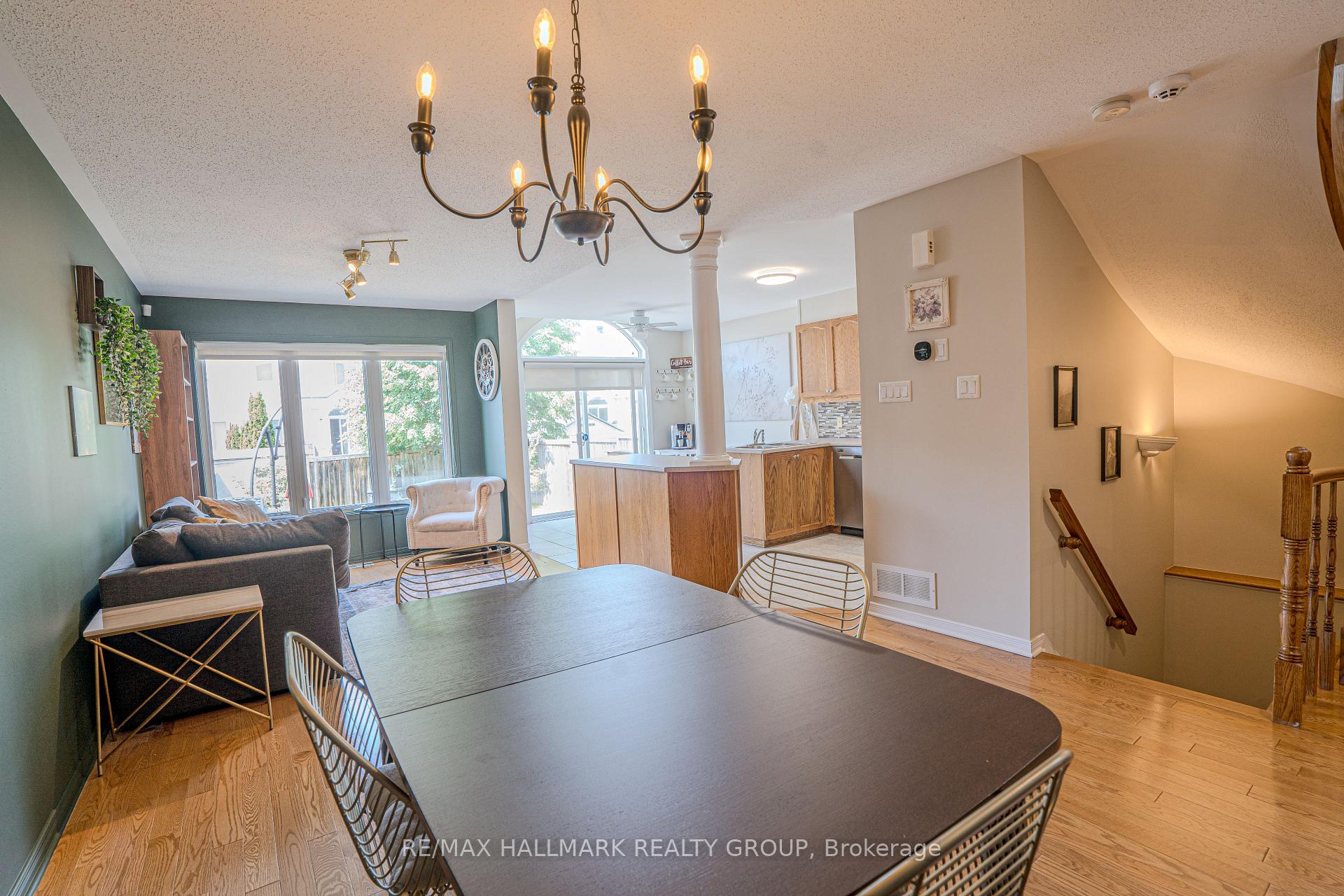 Photo 5 of 325 Bryarton Street N, Ottawa, Chapel Hill — HOMEH