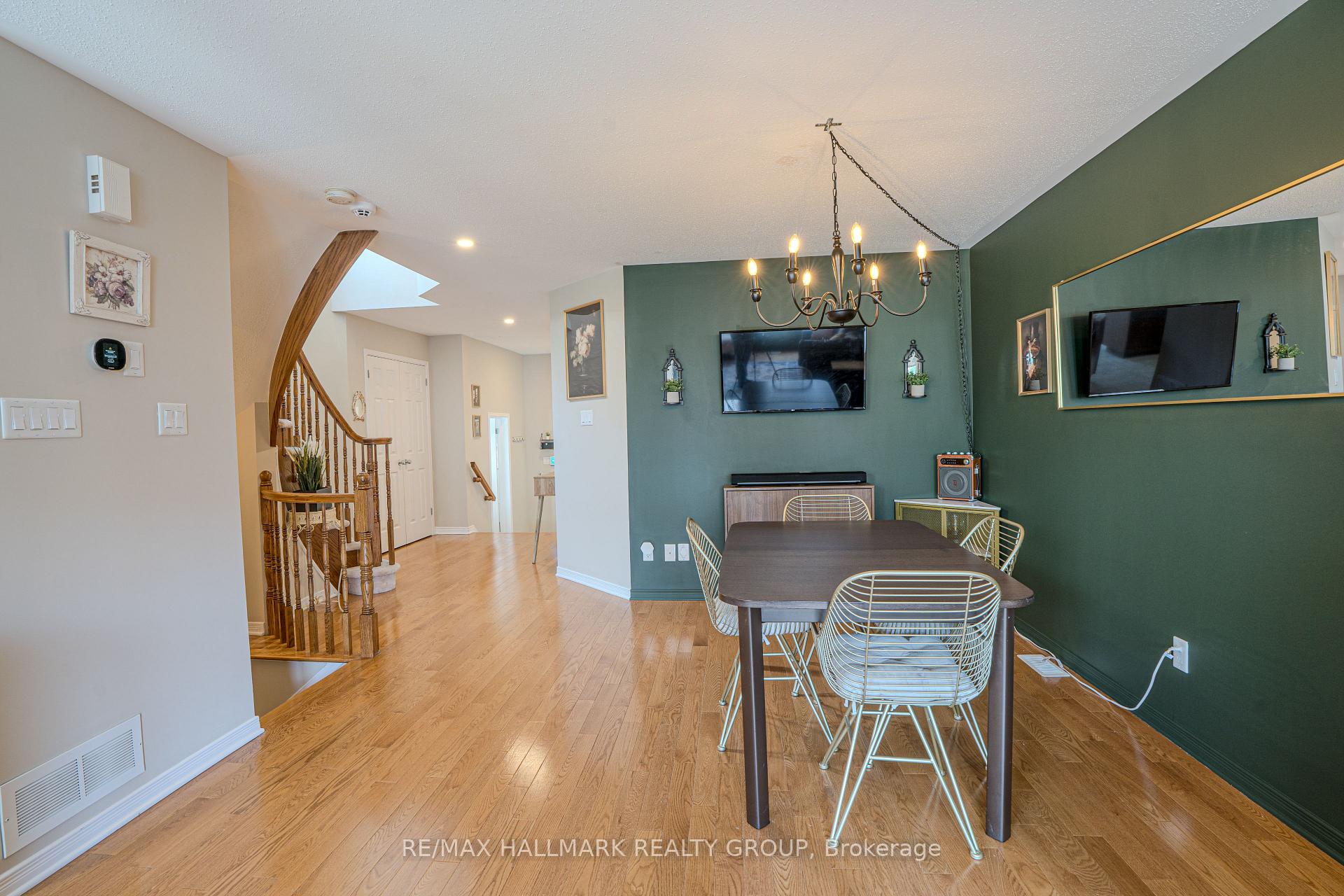 Photo 8 of 325 Bryarton Street N, Ottawa, Chapel Hill — HOMEH