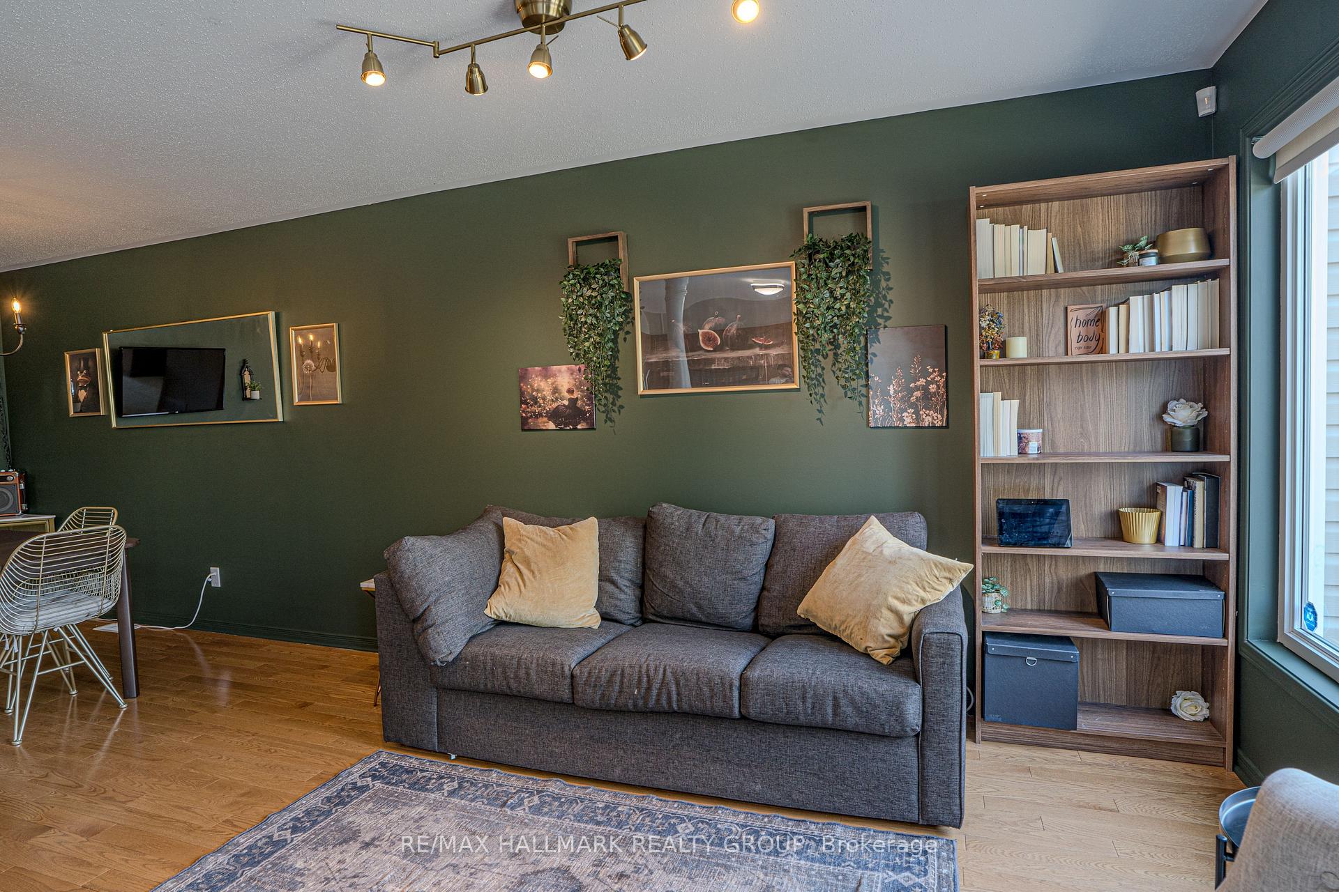 Photo 9 of 325 Bryarton Street N, Ottawa, Chapel Hill — HOMEH