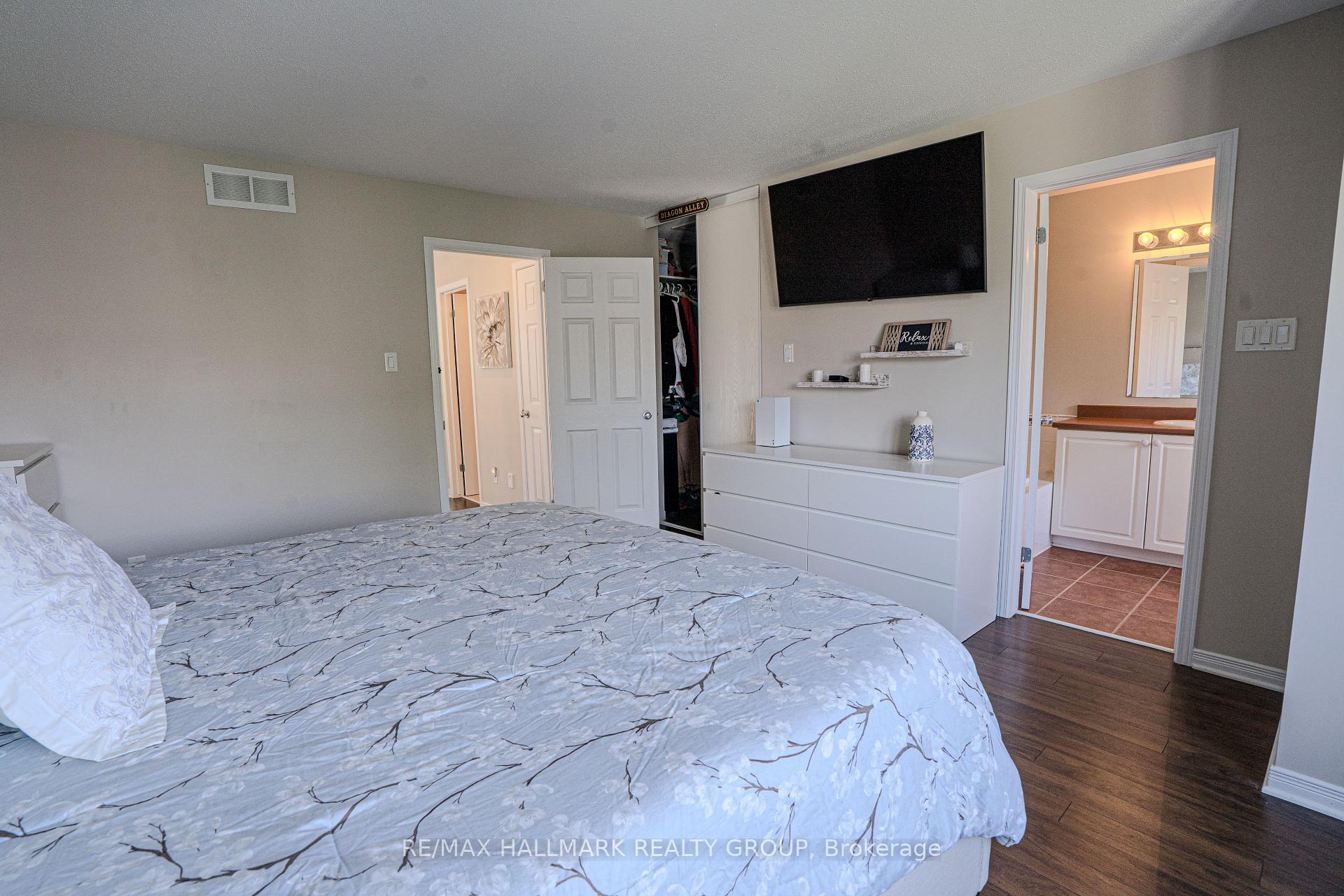 Photo 12 of 325 Bryarton Street N, Ottawa, Chapel Hill — HOMEH