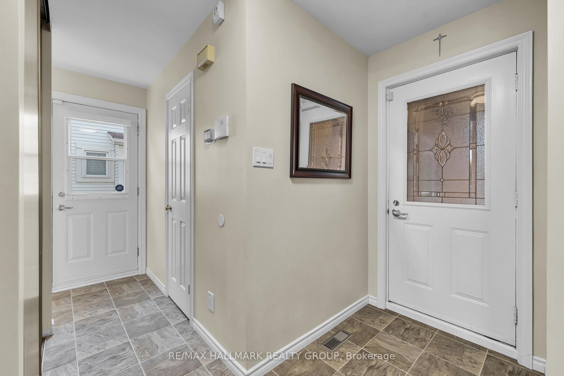 Photo 4 of 336 McEachern Crescent, Ottawa, Bilberry Creek/Queenswood Heights — HOMEH