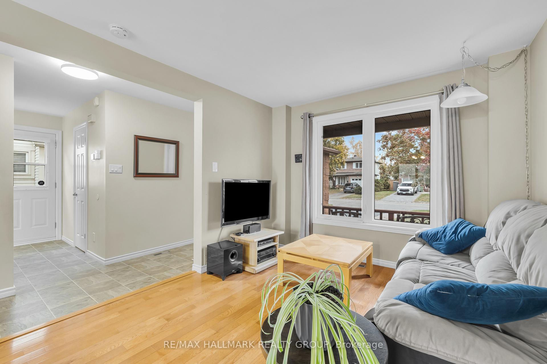 Photo 6 of 336 McEachern Crescent, Ottawa, Bilberry Creek/Queenswood Heights — HOMEH