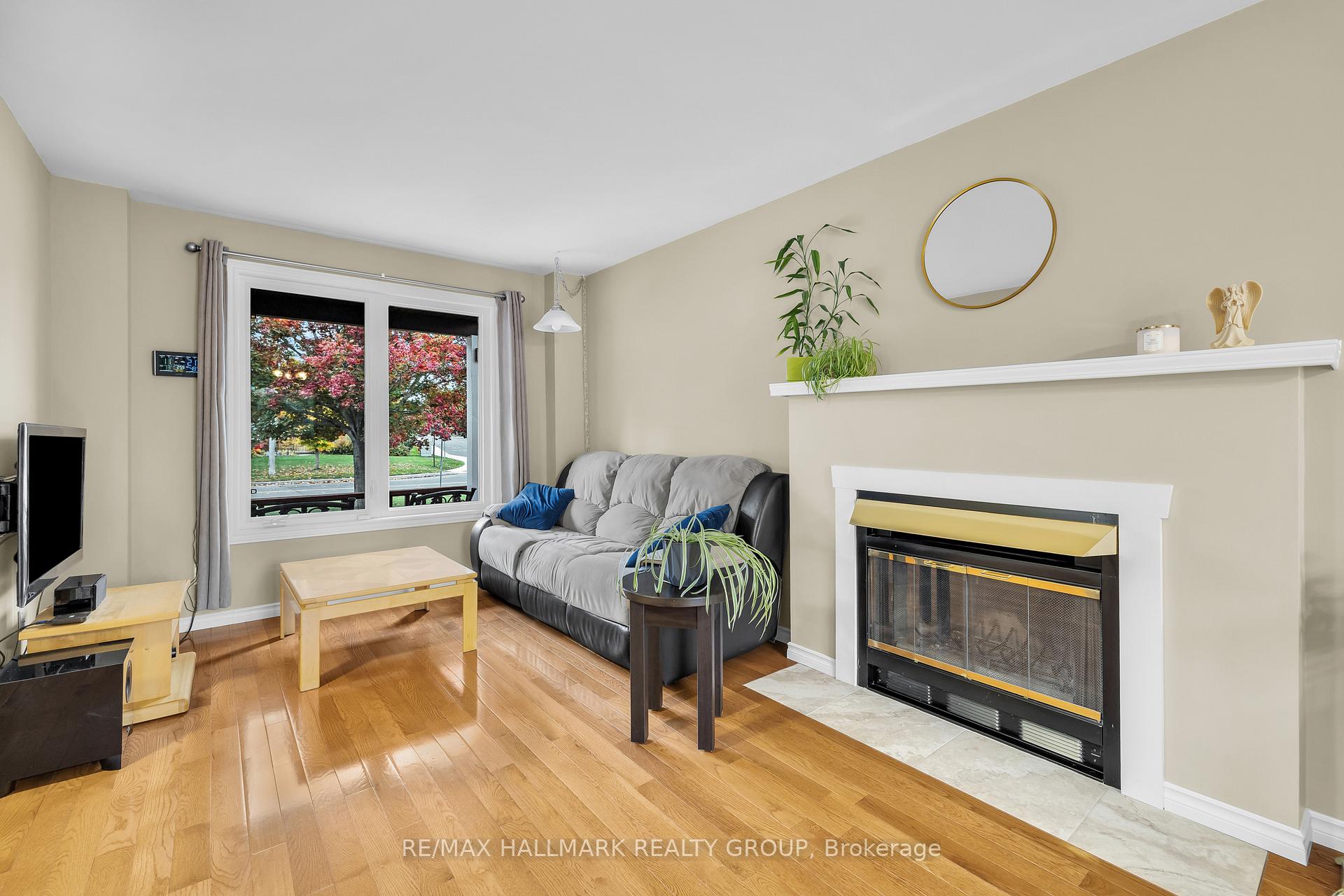 Photo 7 of 336 McEachern Crescent, Ottawa, Bilberry Creek/Queenswood Heights — HOMEH