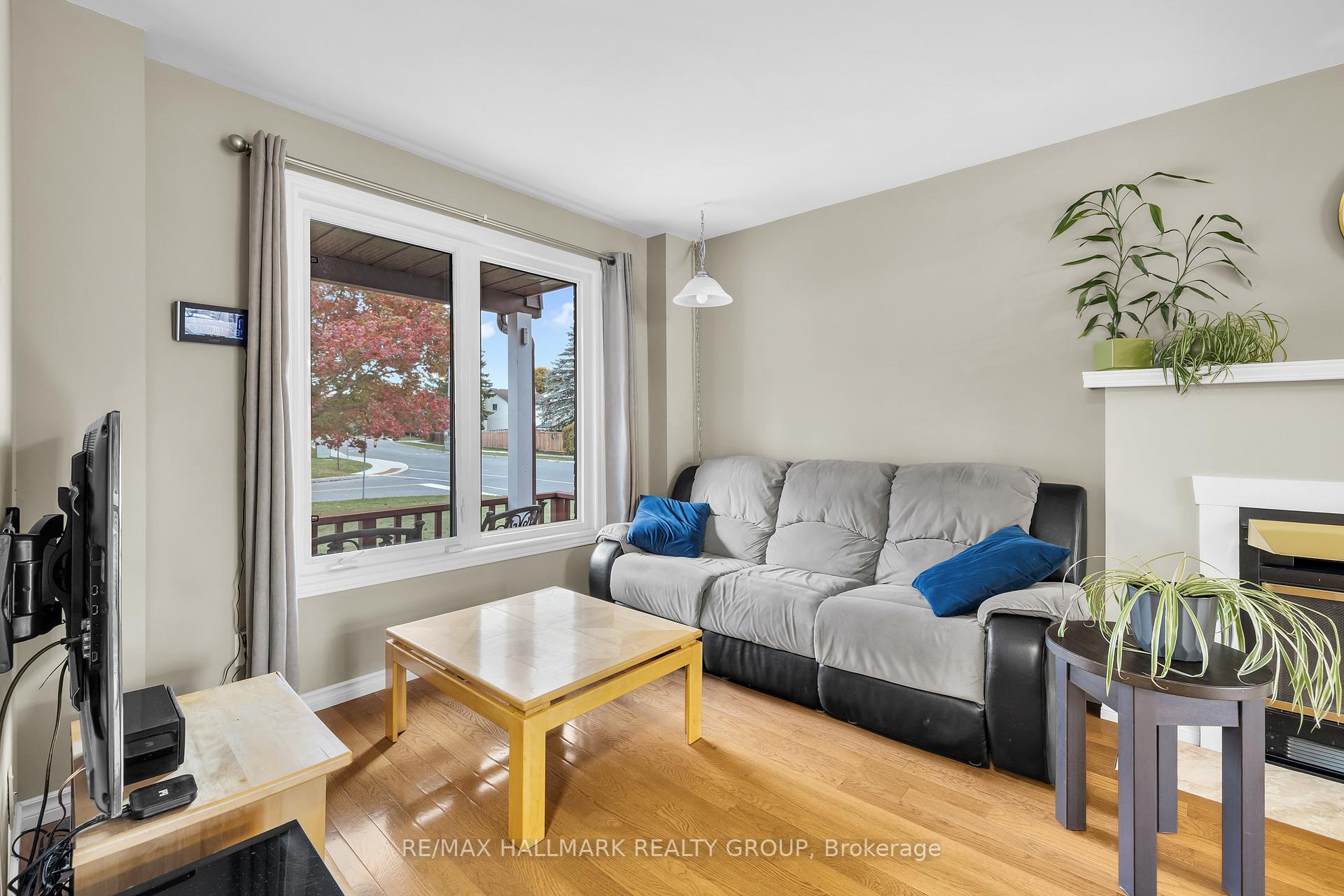 Photo 8 of 336 McEachern Crescent, Ottawa, Bilberry Creek/Queenswood Heights — HOMEH