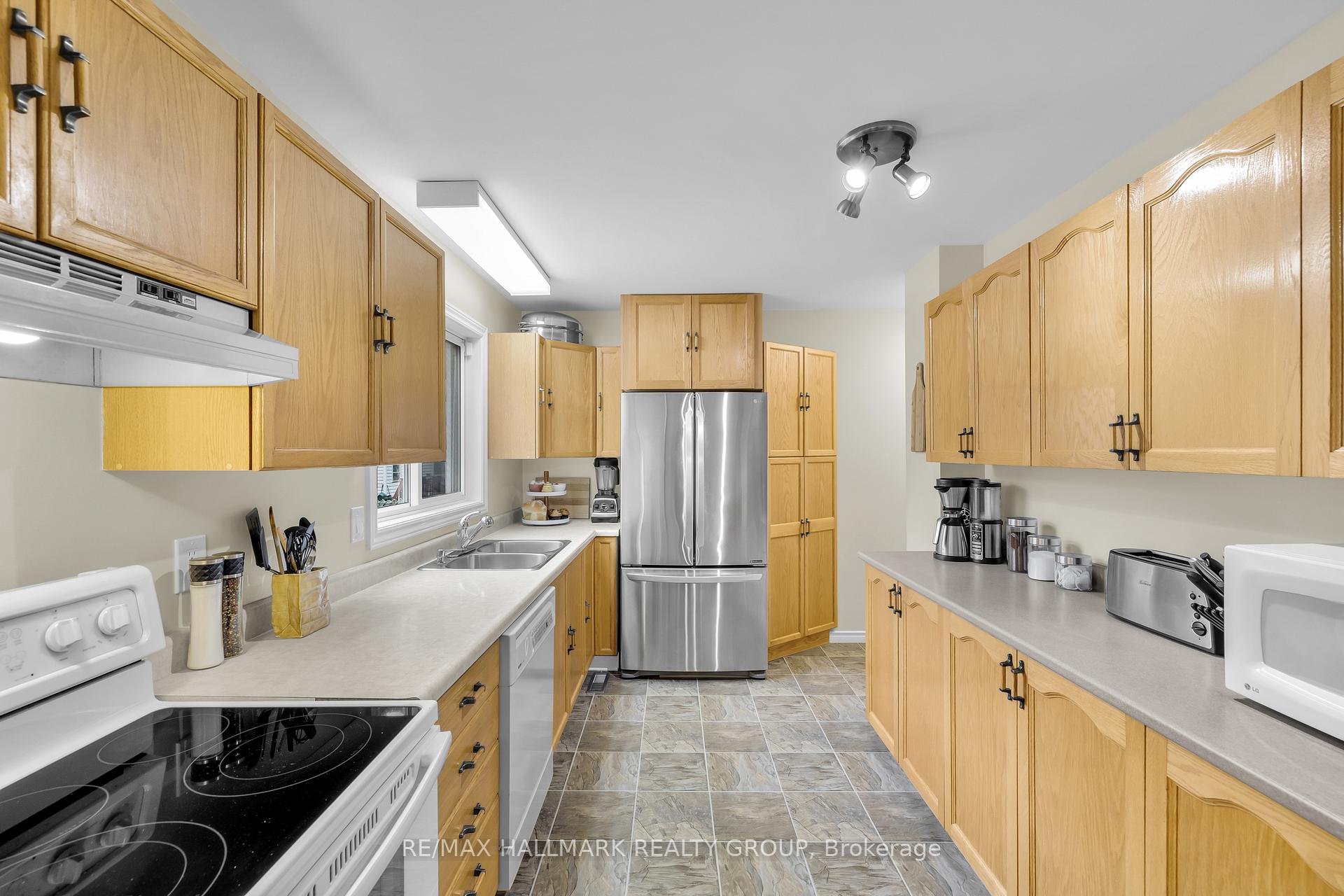 Photo 16 of 336 McEachern Crescent, Ottawa, Bilberry Creek/Queenswood Heights — HOMEH