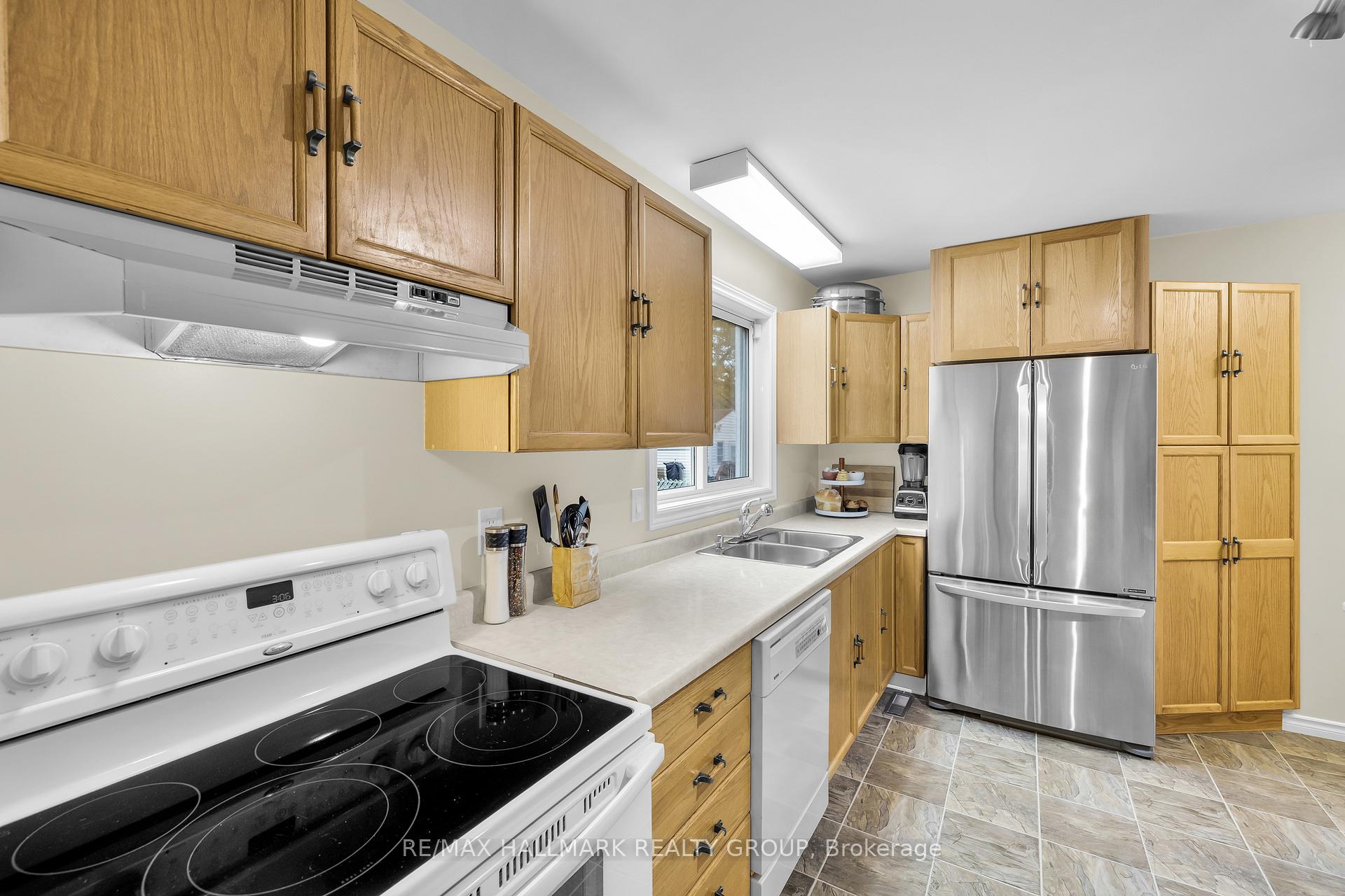 Photo 17 of 336 McEachern Crescent, Ottawa, Bilberry Creek/Queenswood Heights — HOMEH