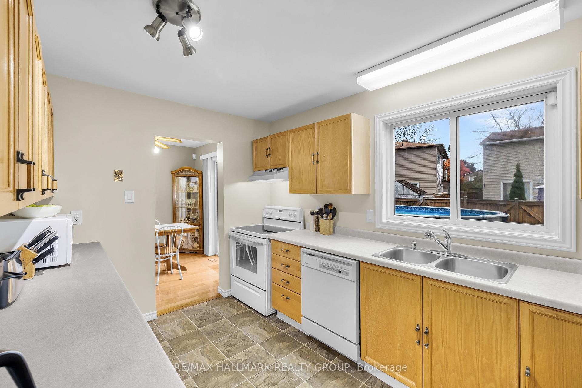 Photo 18 of 336 McEachern Crescent, Ottawa, Bilberry Creek/Queenswood Heights — HOMEH