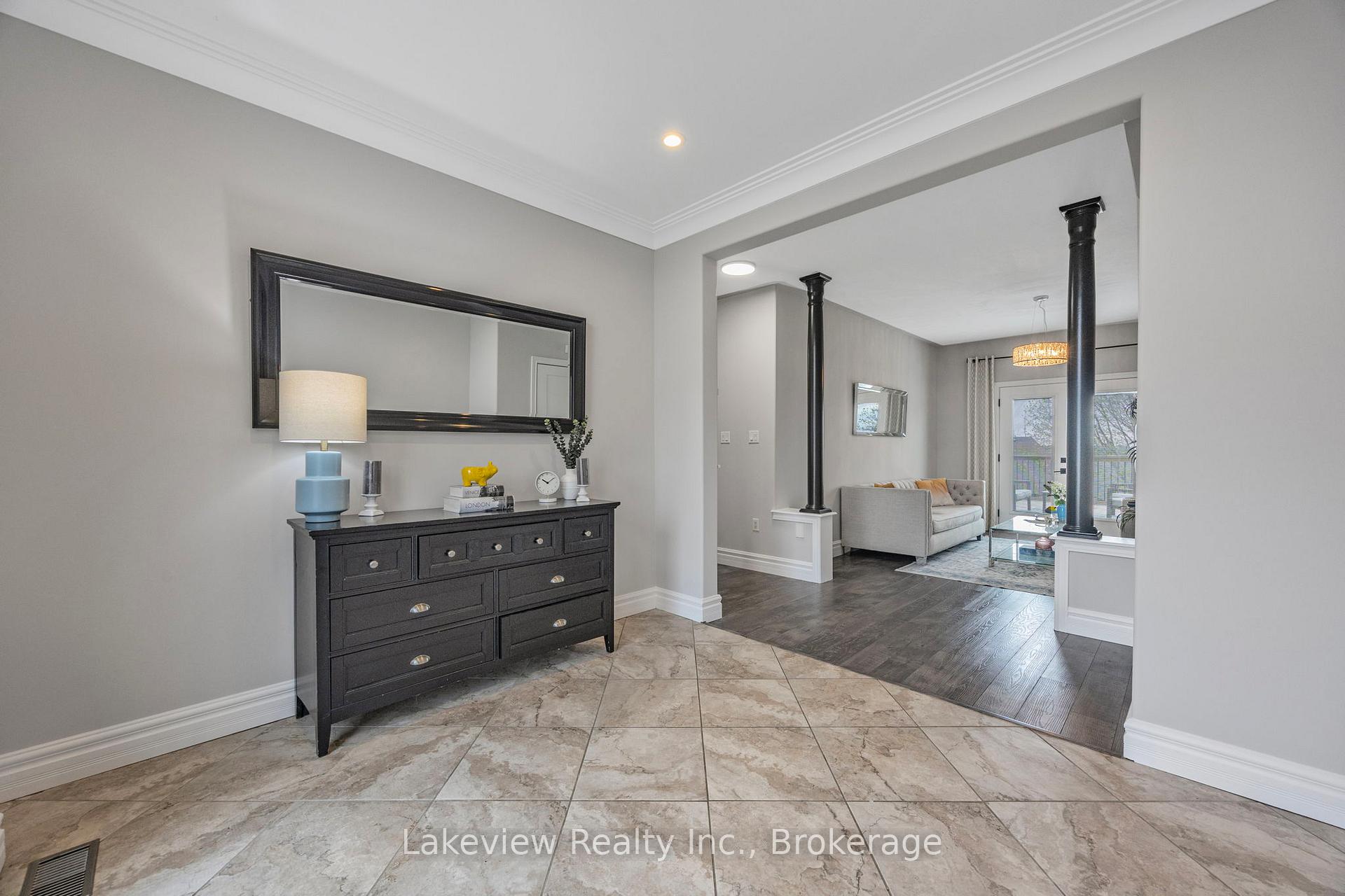 Photo 2 of 31 Cleopatra Court, Orillia — HOMEH