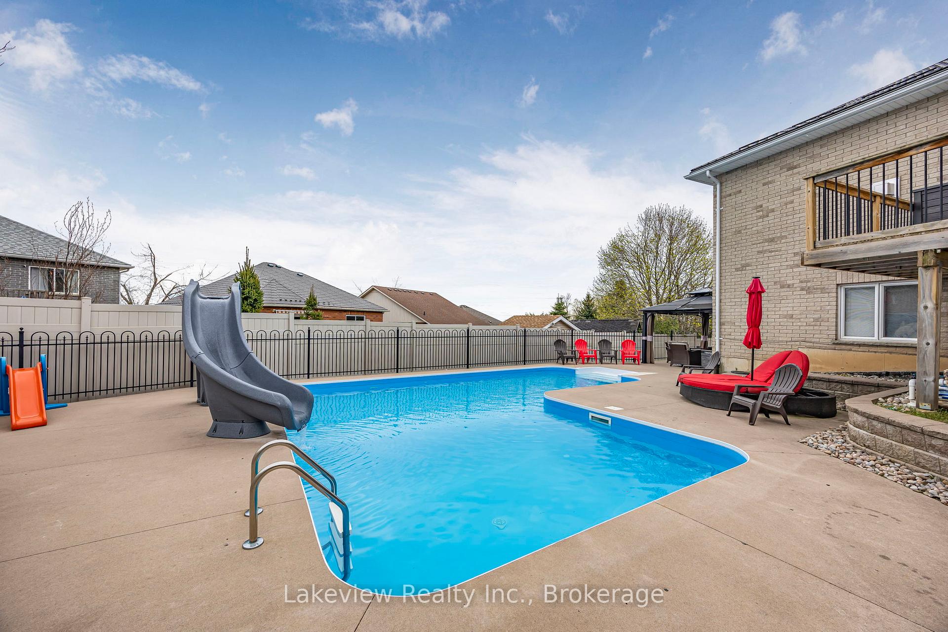 Photo 27 of 31 Cleopatra Court, Orillia — HOMEH