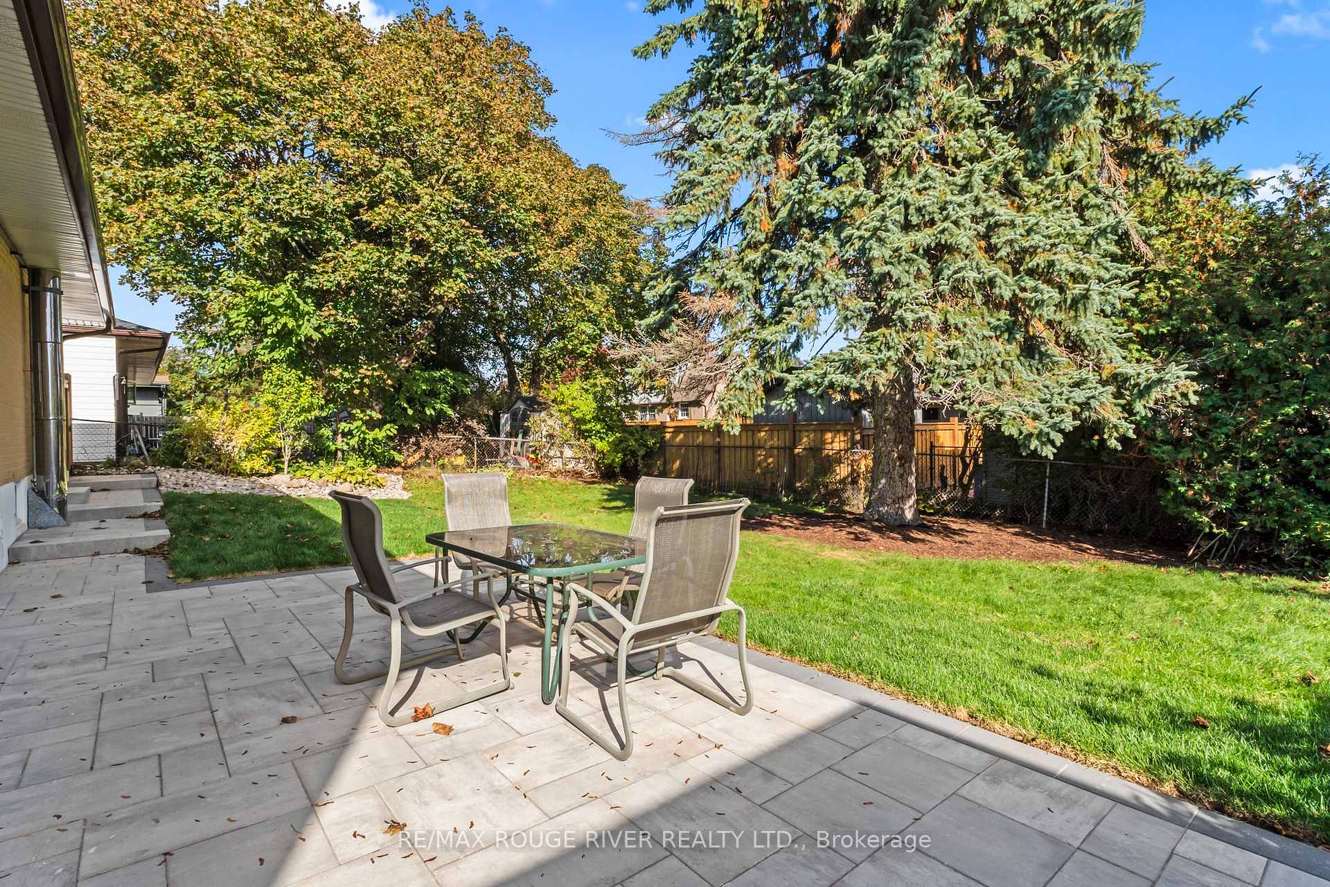 Photo 3 of 745 Glengrove Street, Oshawa, Northglen — HOMEH